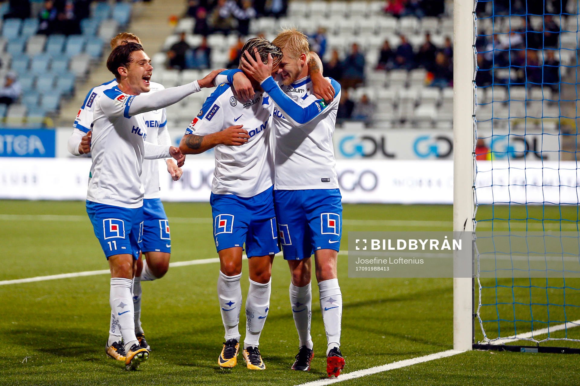 Norrköpings Karl Holmberg jublar med lagkamrater efter 3-0 på straff under fotbollsmatchen i Allsvenskan mellan Norrköping och Häcken den 19 september 2017 i Norrköping.