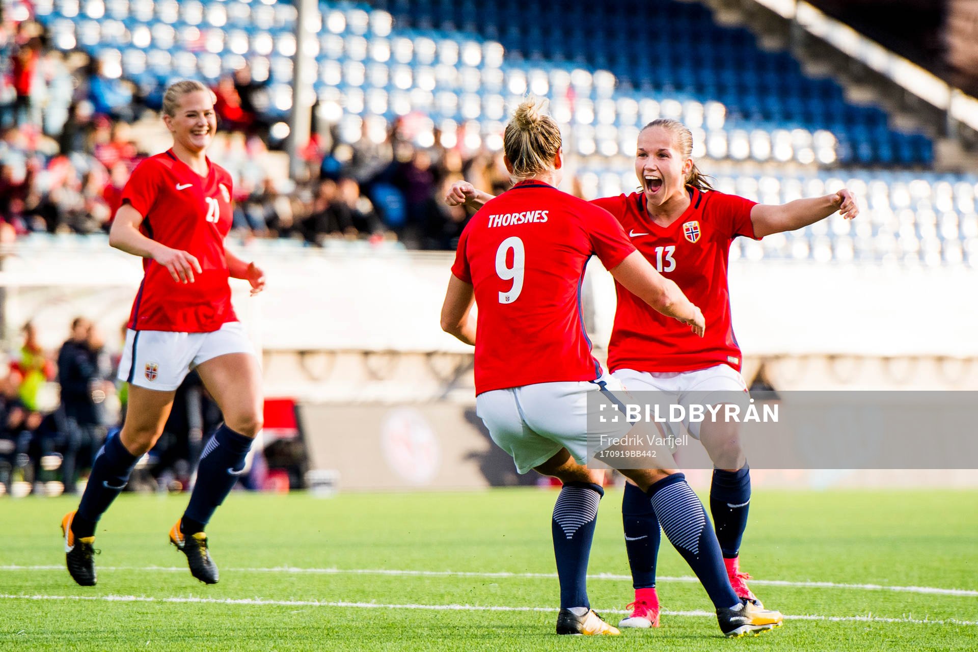 Elise Thorsnes celebrates with her teammate Guro Reiten and