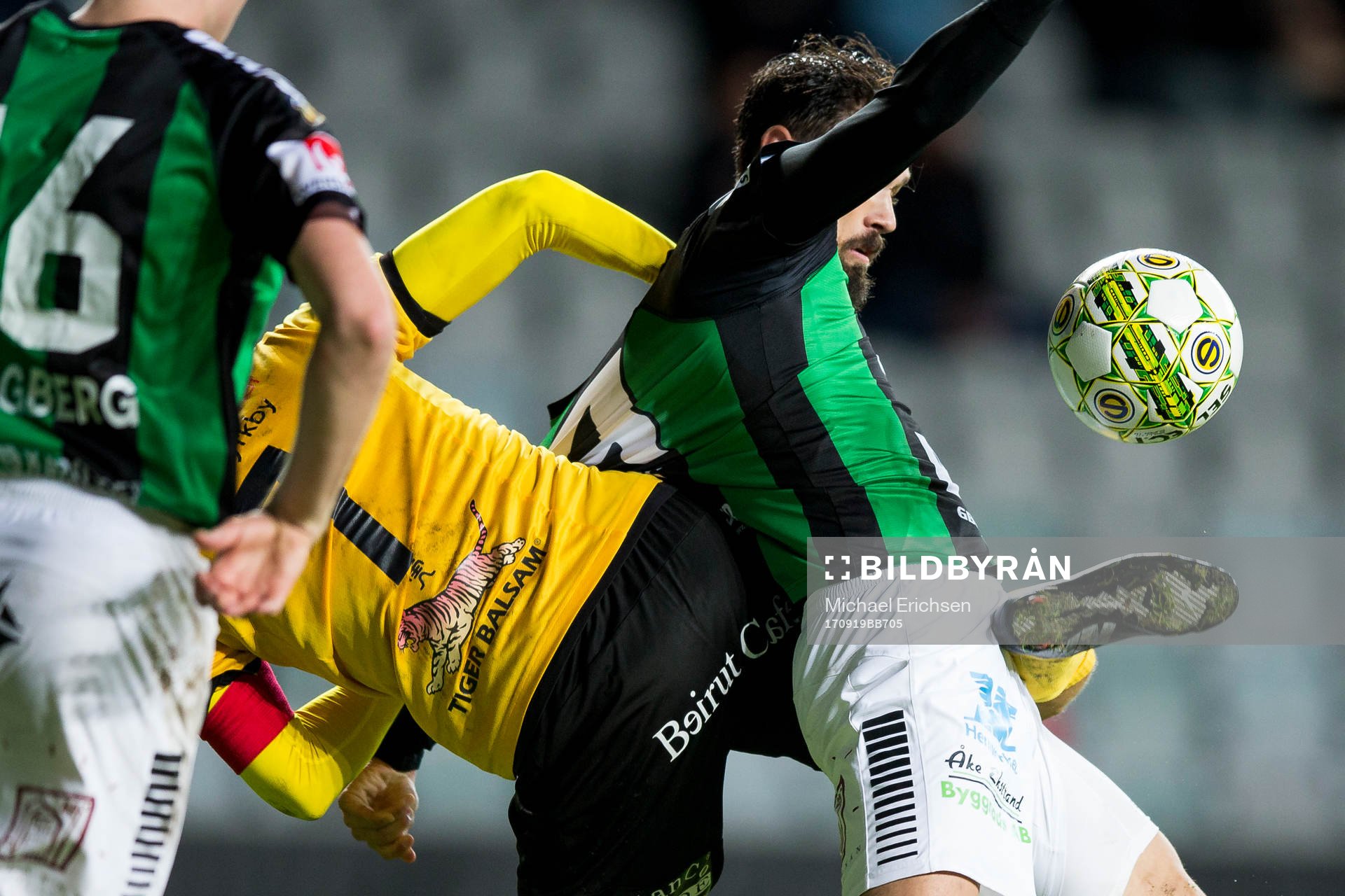 GAIS Mavrudis Bougaidis i kamp om bollen med Frejs Richard Spong under fotbollsmatchen i Superettan mellan GAIS och Frej Täby den 19 september 2017 i Göteborg.
