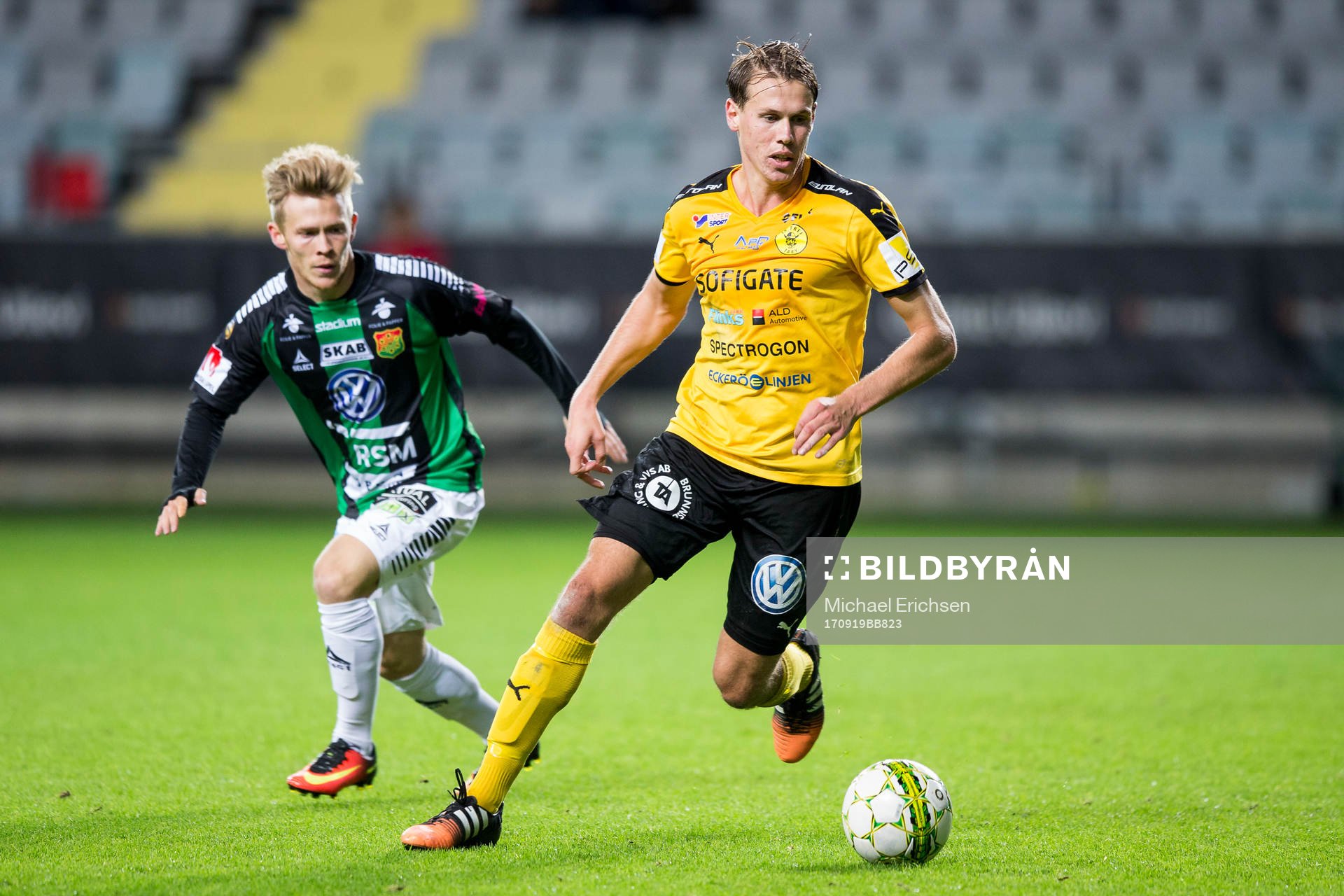 Frejs Philip Wiström före GAIS Andreas Peterson under fotbollsmatchen i Superettan mellan GAIS och Frej Täby den 19 september 2017 i Göteborg.