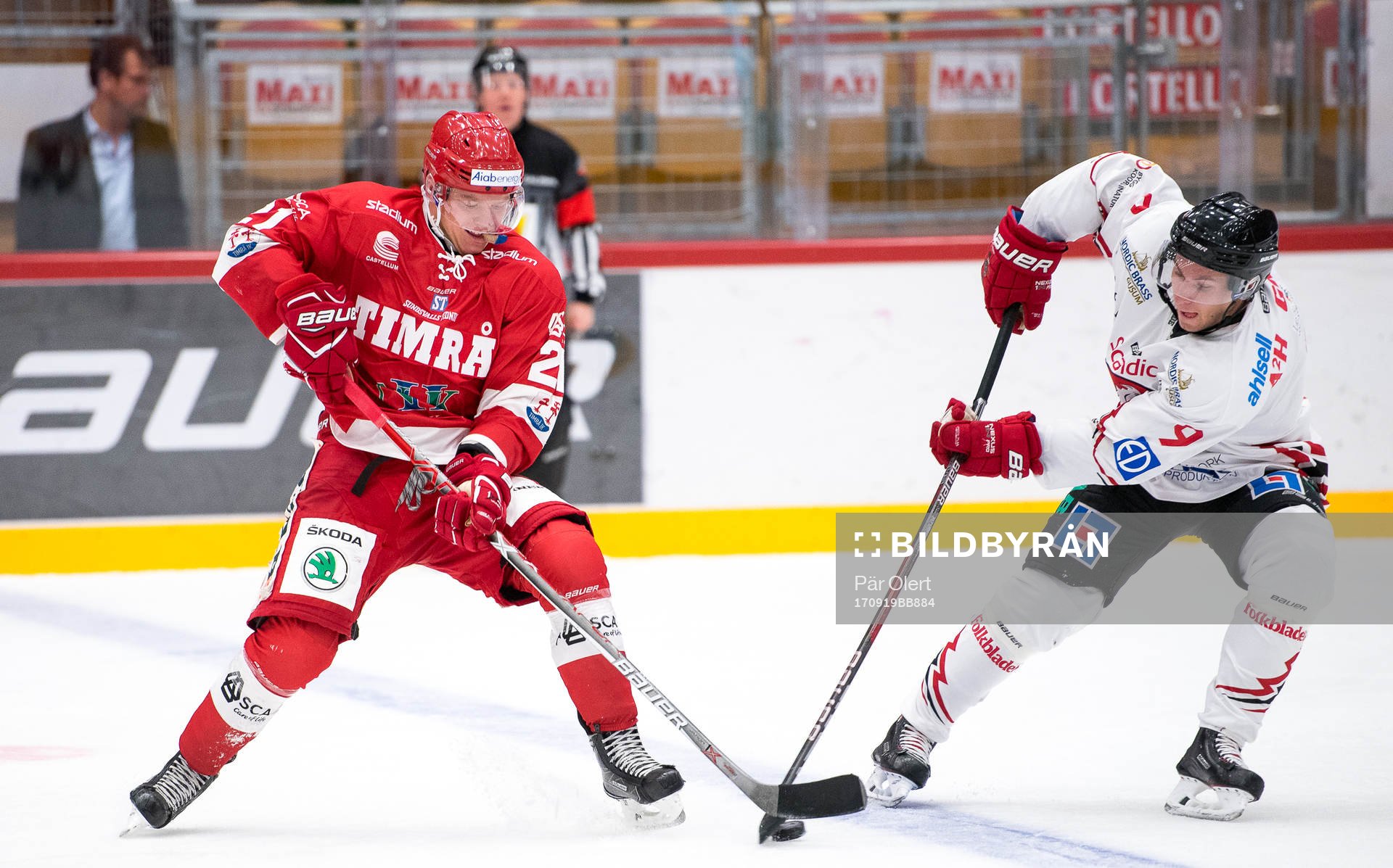 Timrås Johan Johnsson i närkamp mot Vita Hästens Rickard