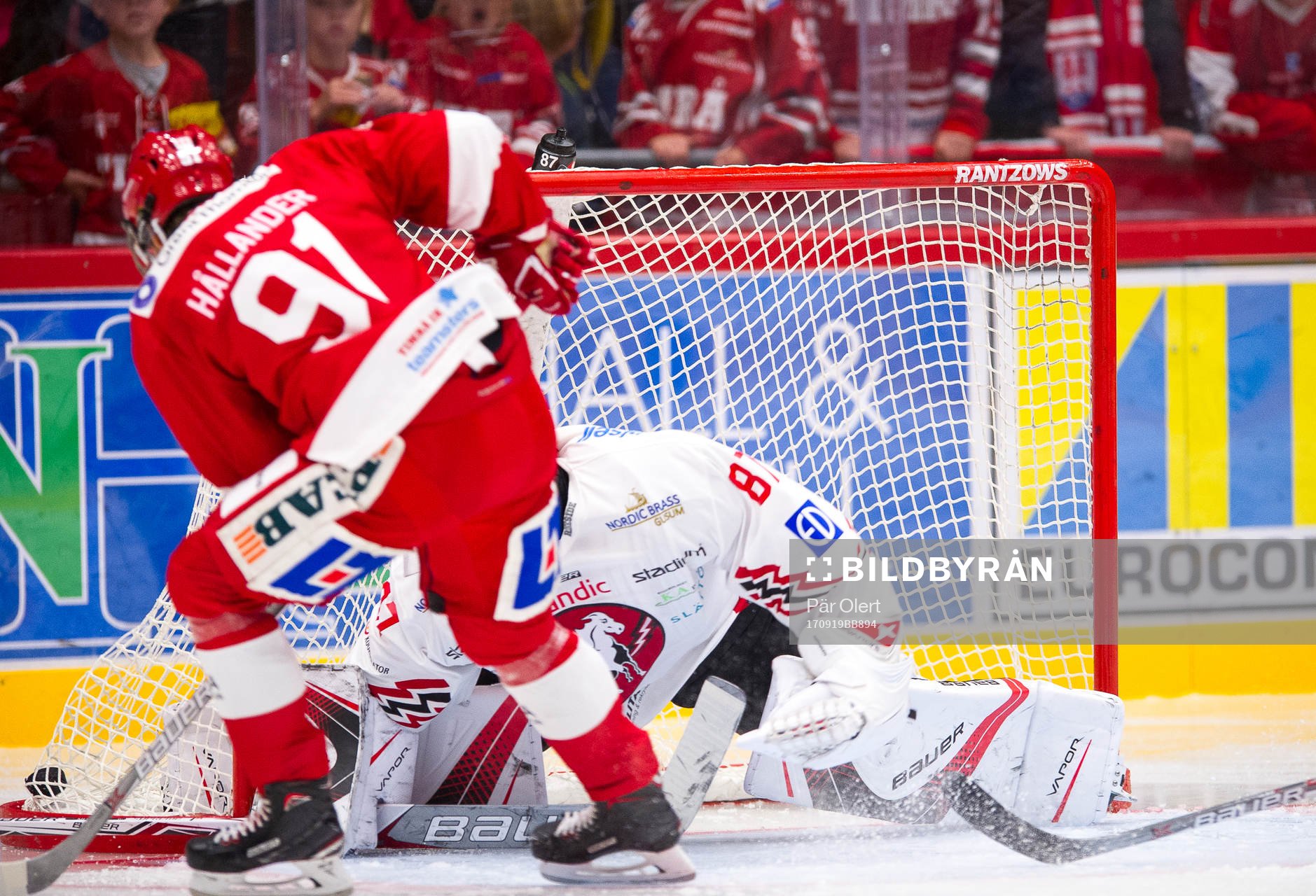 Vita Hästens målvakt Pontus Sjögren släpper in skott