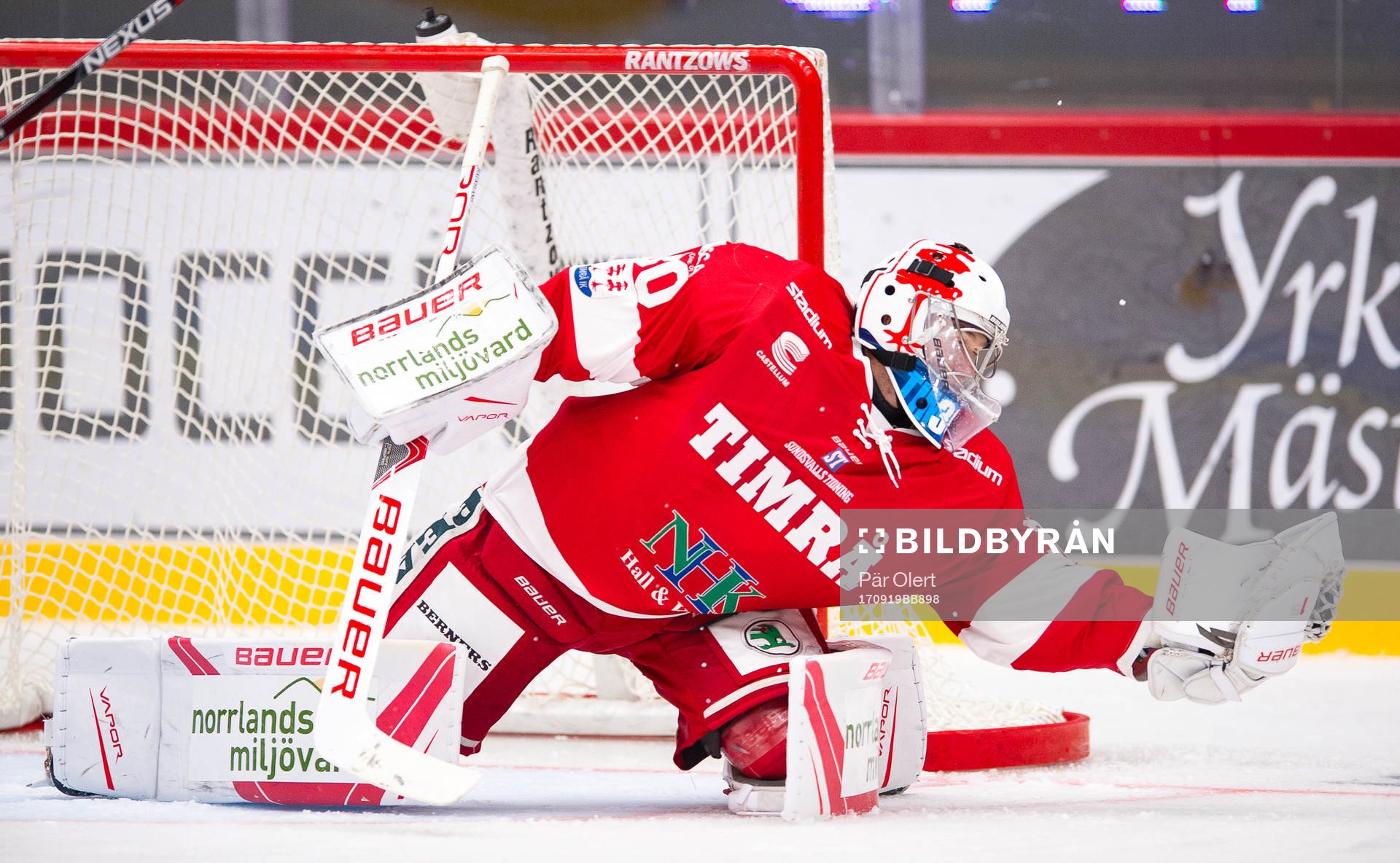 Timrås målvakt Henrik Haukeland räddar skott