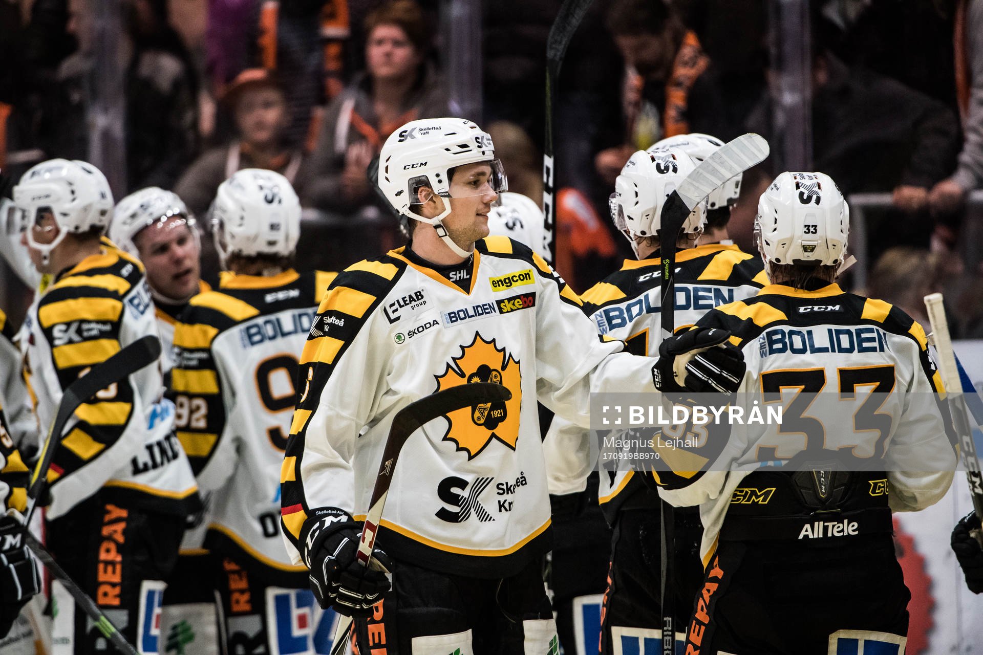 Skellefteås Filip Berglund jublar med lagkamrater