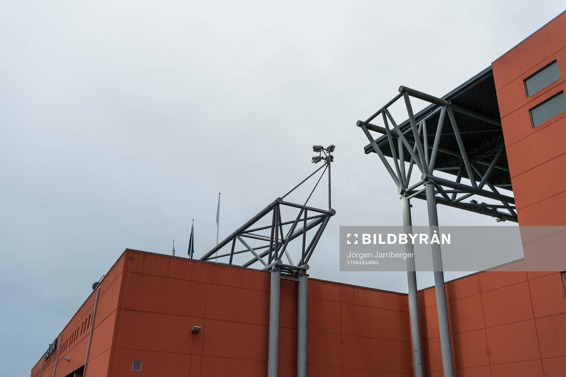 Detalj på Borås arena mot grå himmel