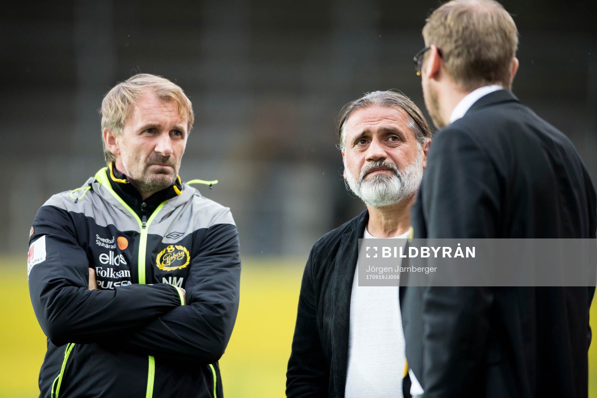 Djurgårdens tränare Özcan Melkemichel diskuterar med