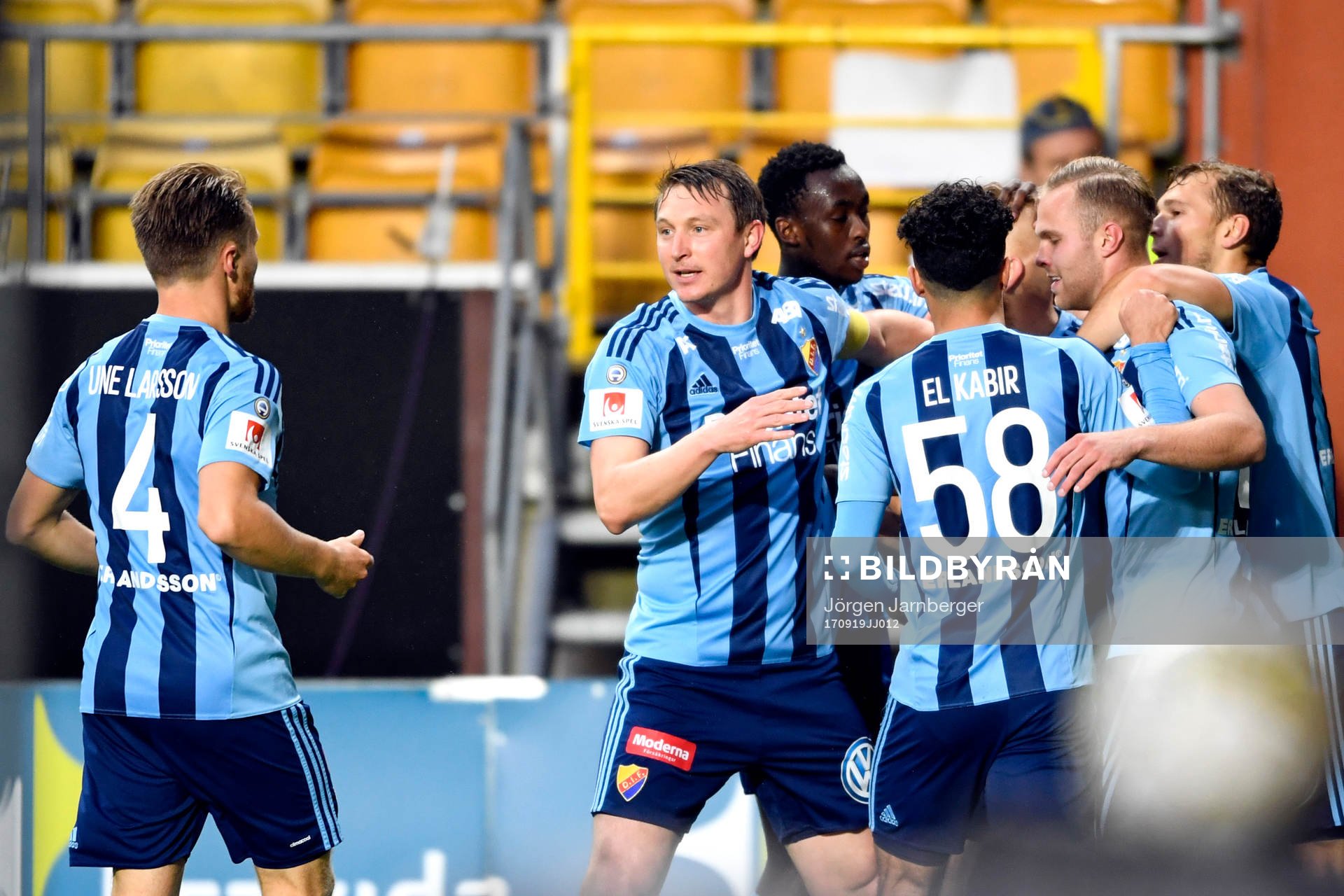 Djurgårdens Magnus Eriksson jublar med lagkamrater