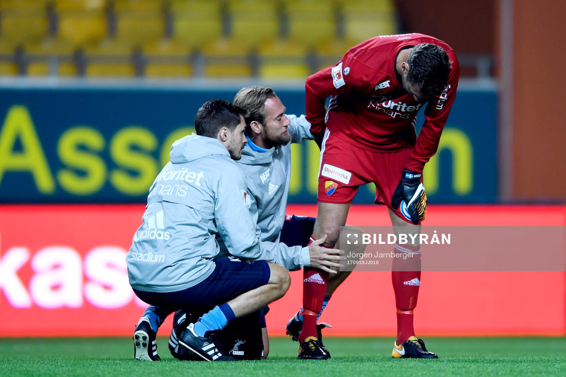 Djurgårdens målvakt Andreas Isaksson får behandling