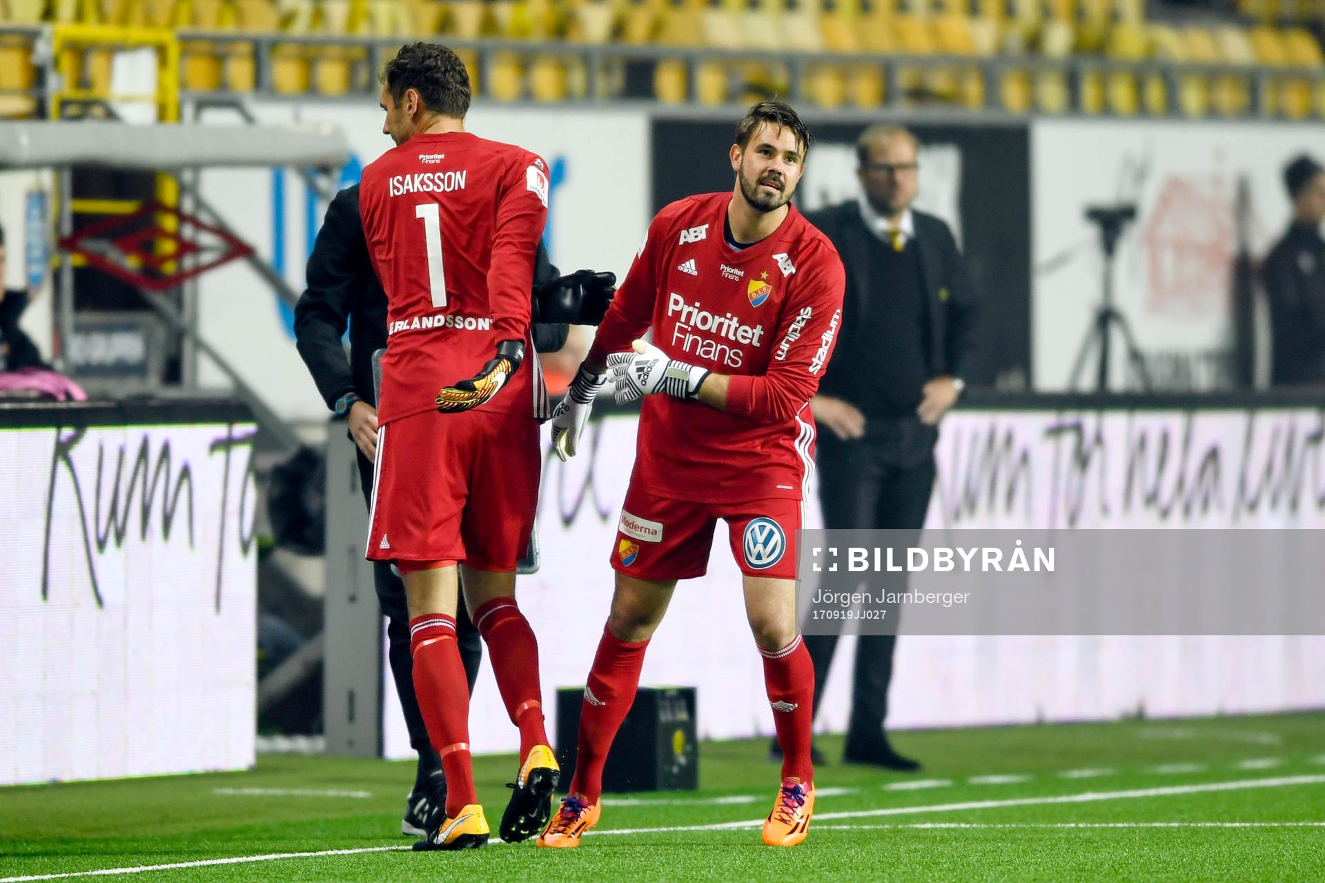 Djurgårdens målvakt Andreas Isaksson kliver av och