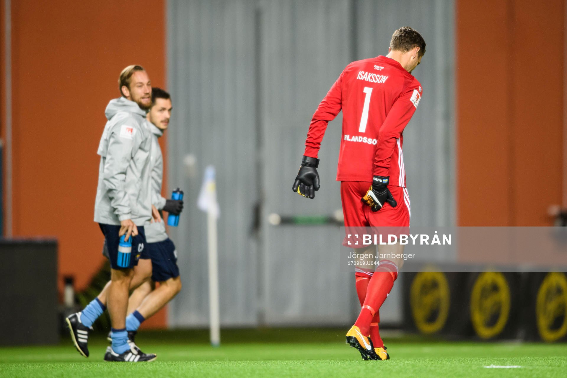 Djurgårdens målvakt Andreas Isaksson tar sig för låret