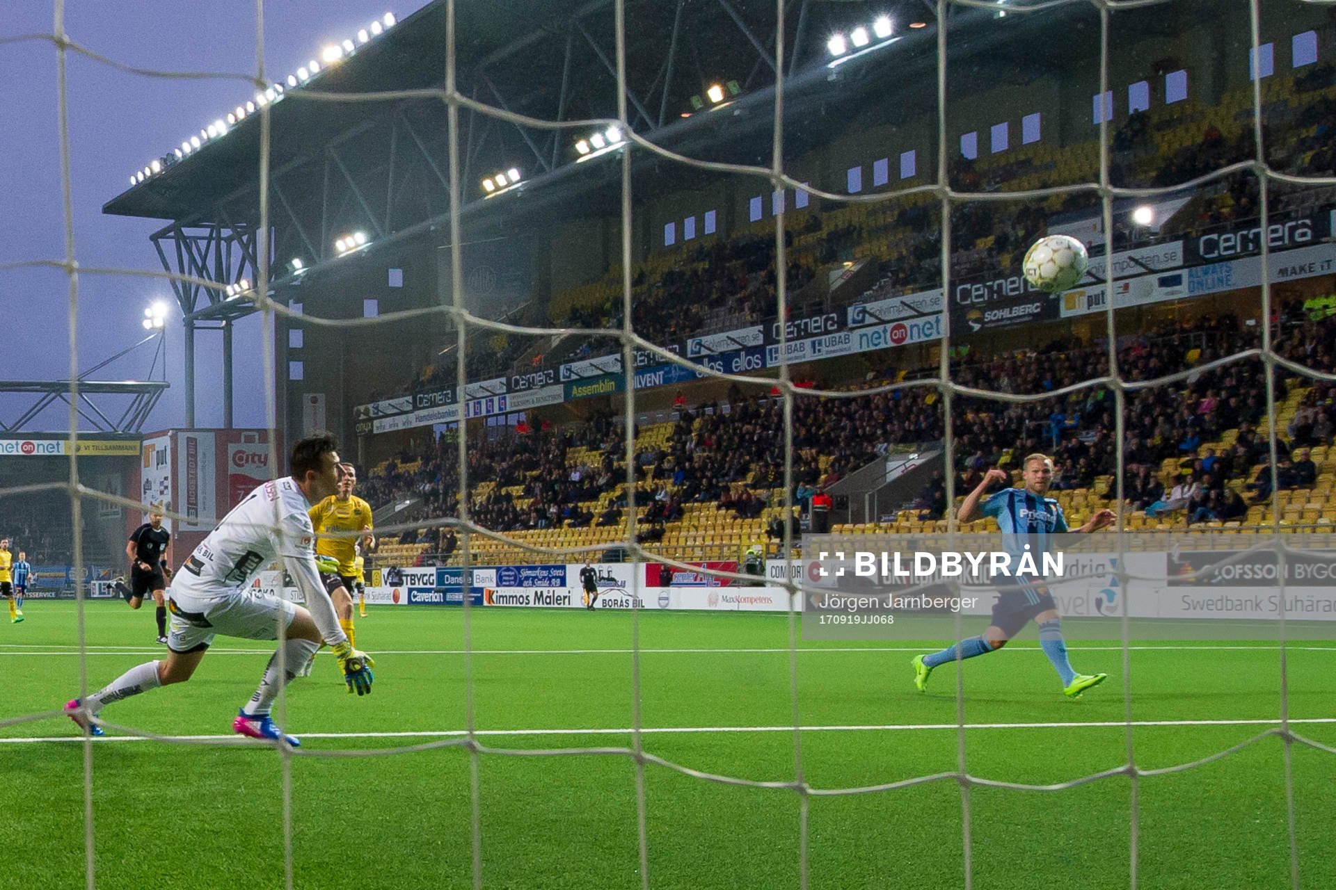 Djurgårdens Gustav Engvall skjuter bollen strax över mål