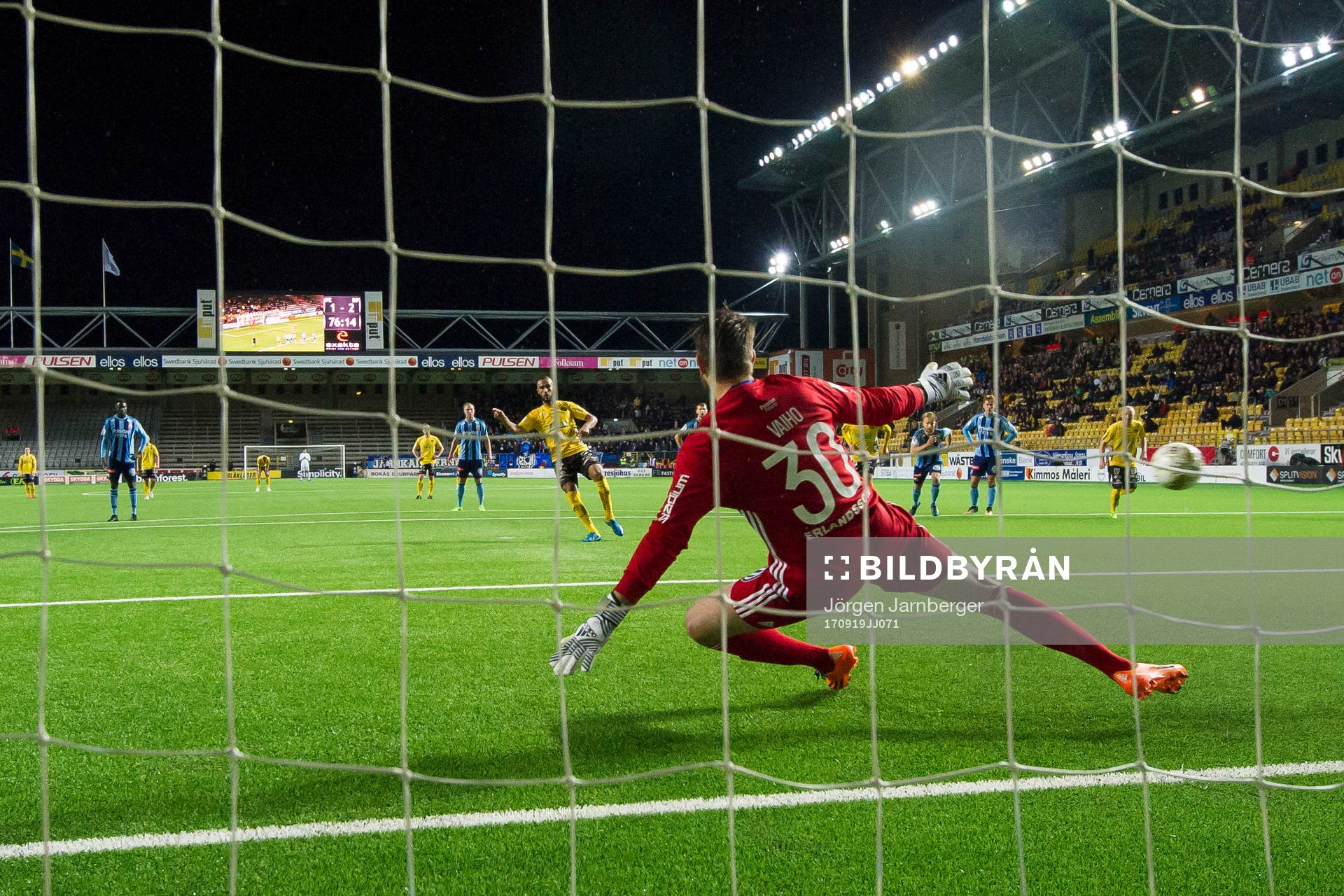 Elfsborgs Issam Jebali gör 2-2 på straff under fotbollsmatchen i Allsvenskan mellan Elfsborg och Djurgården den 19 september 2017 i Borås.