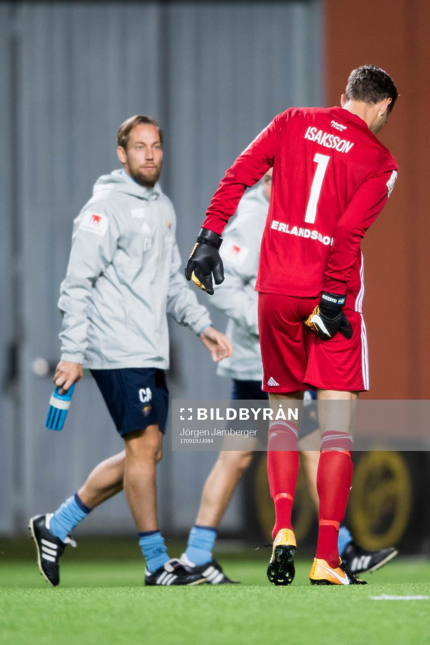 Djurgårdens målvakt Andreas Isaksson tar sig för låret