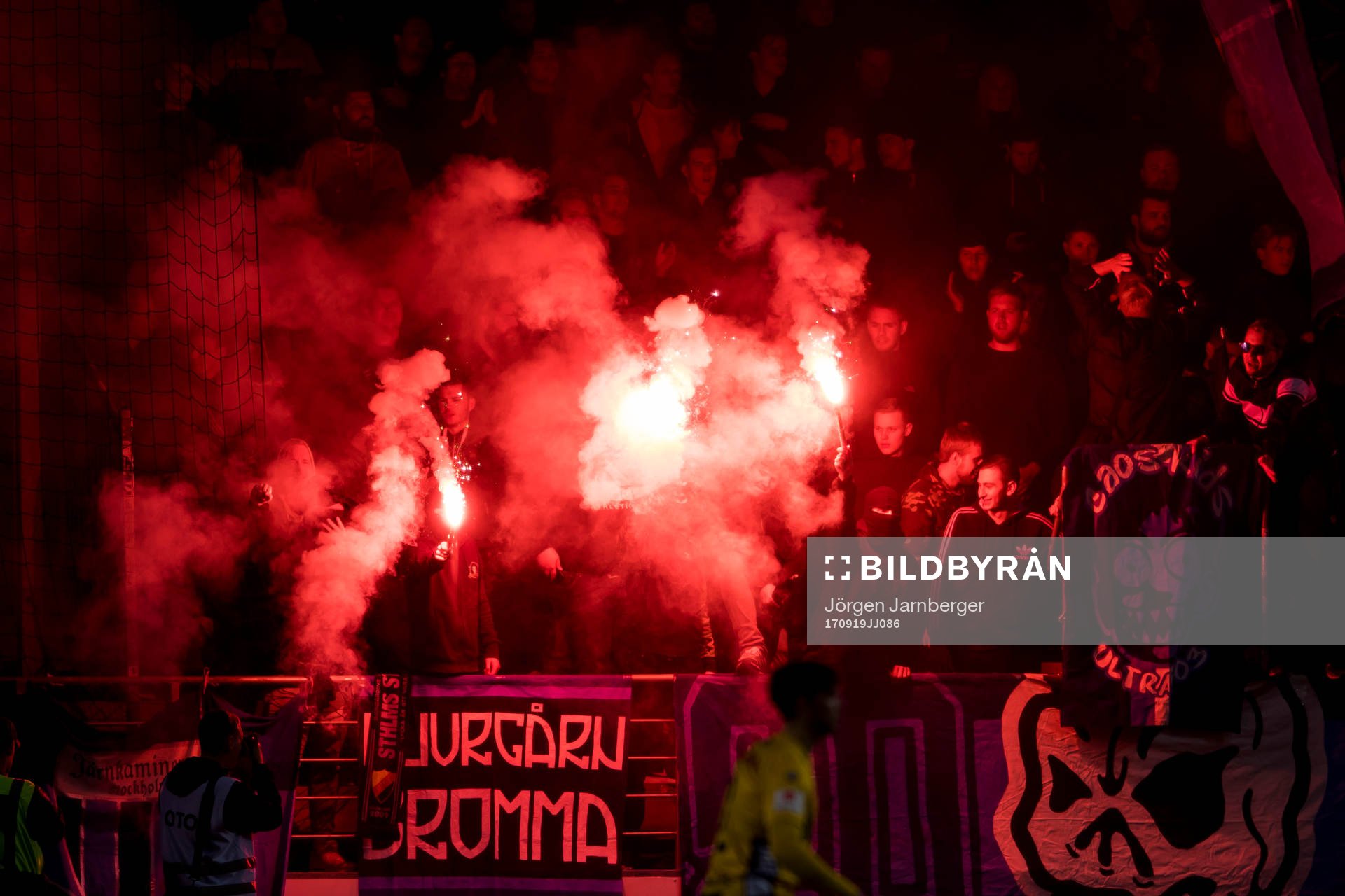 Djurgårdens supportrar tänder bengaler