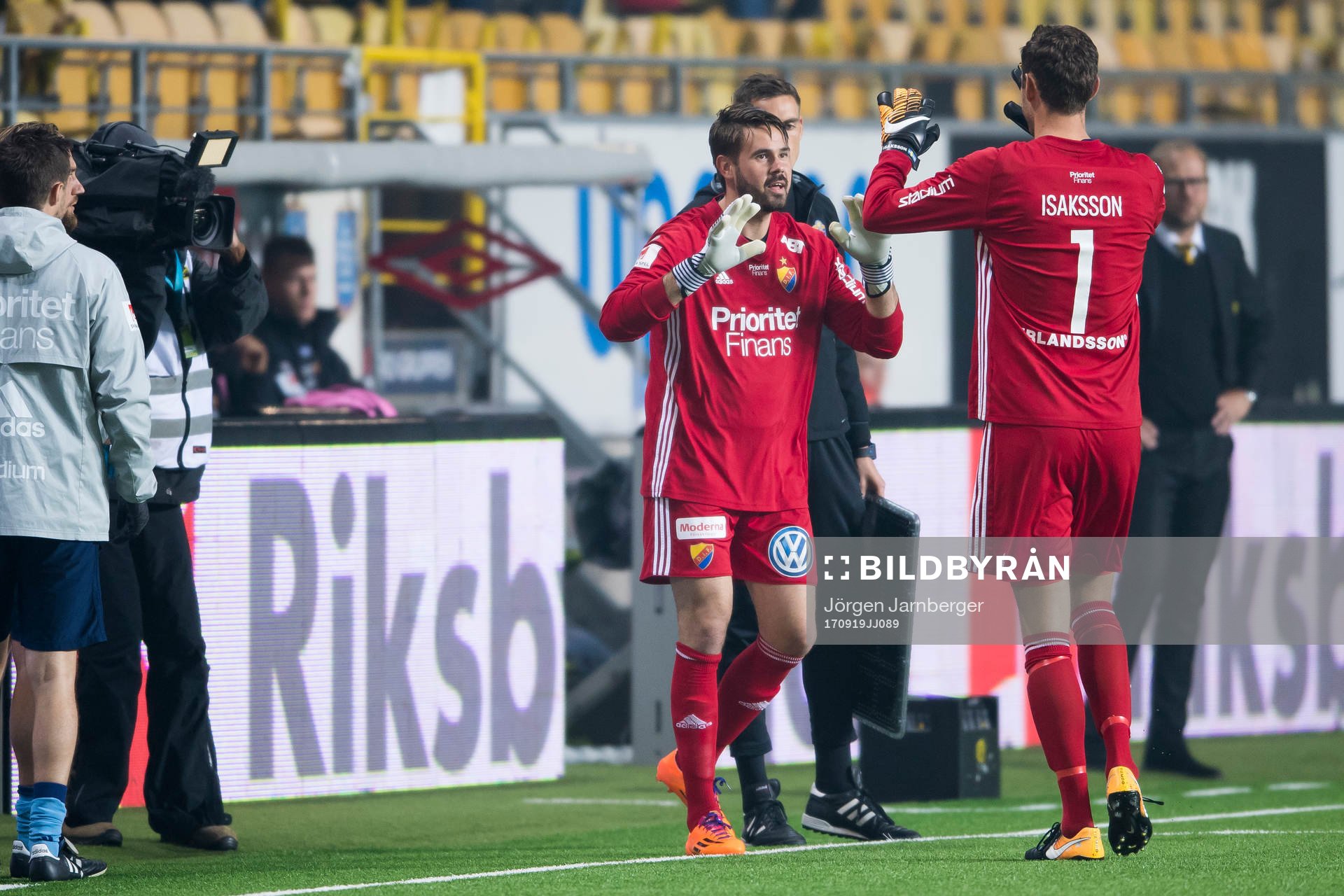 Djurgårdens målvakt Andreas Isaksson (rygg mot kameran)
