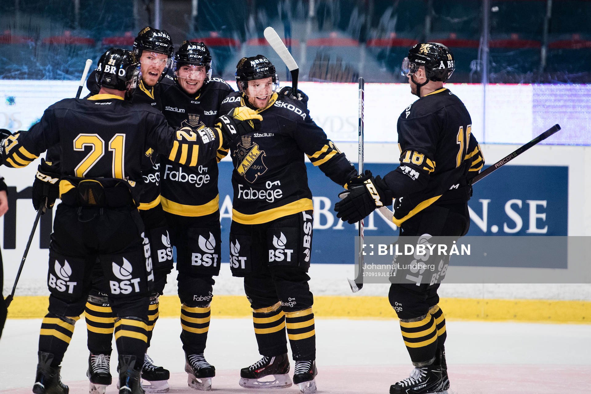 s Jonas Almtorp, Jesper Fröden och Jens Jakobs jublar