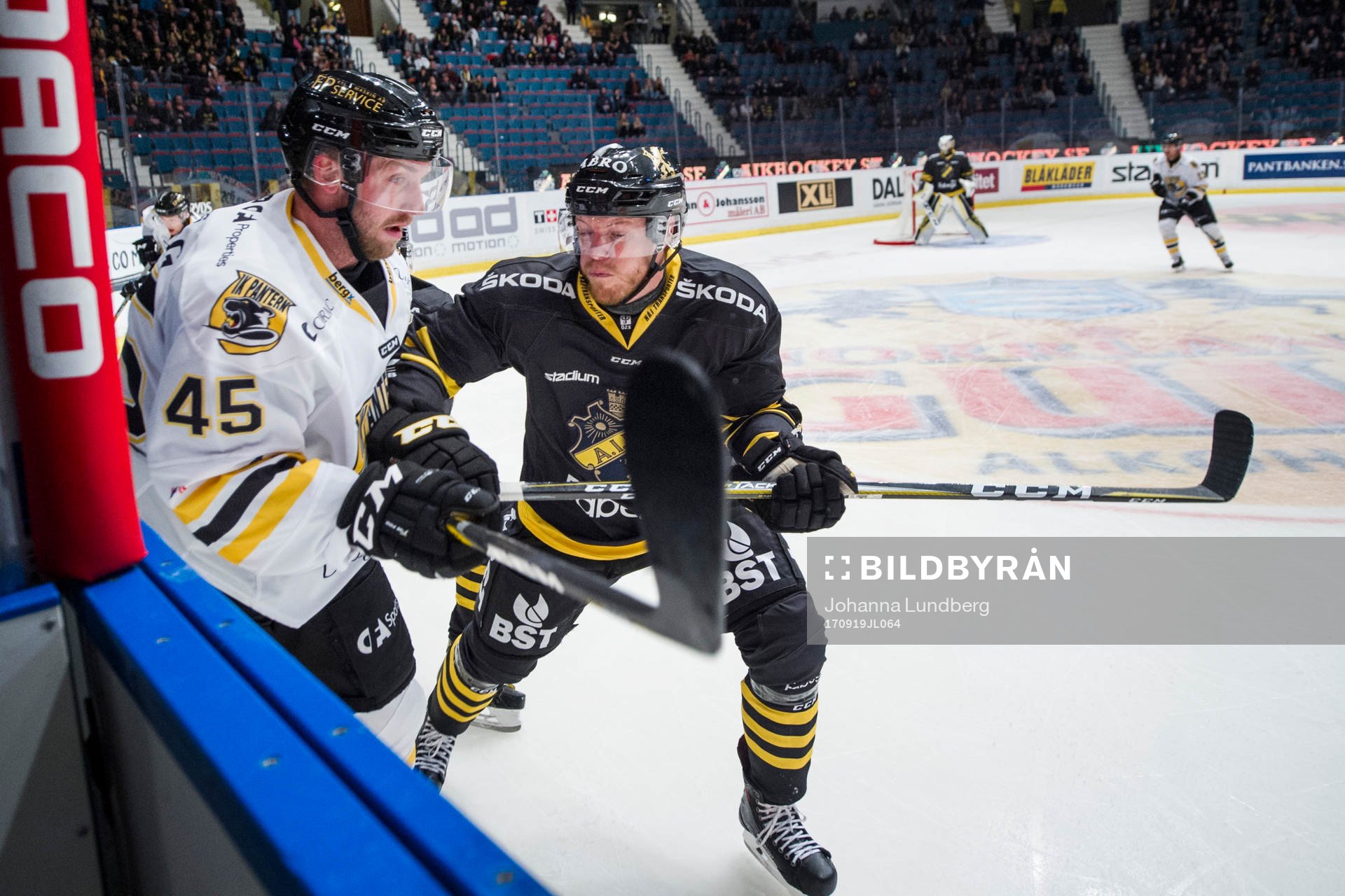 s Jonas Almtorp med en tackling på Panterns Sebastian Dyk
