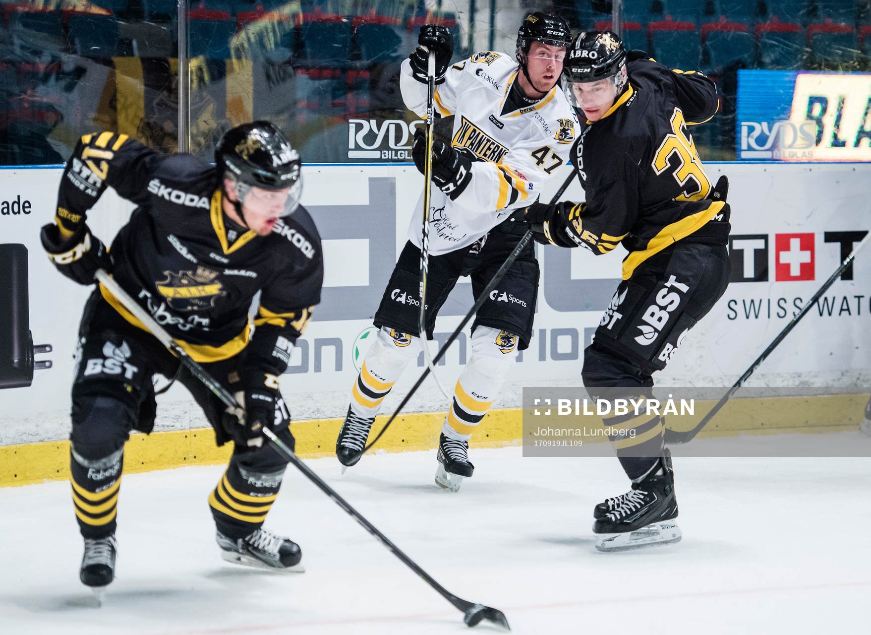 s Simon Fernholm med pucken framför Anton Holm och
