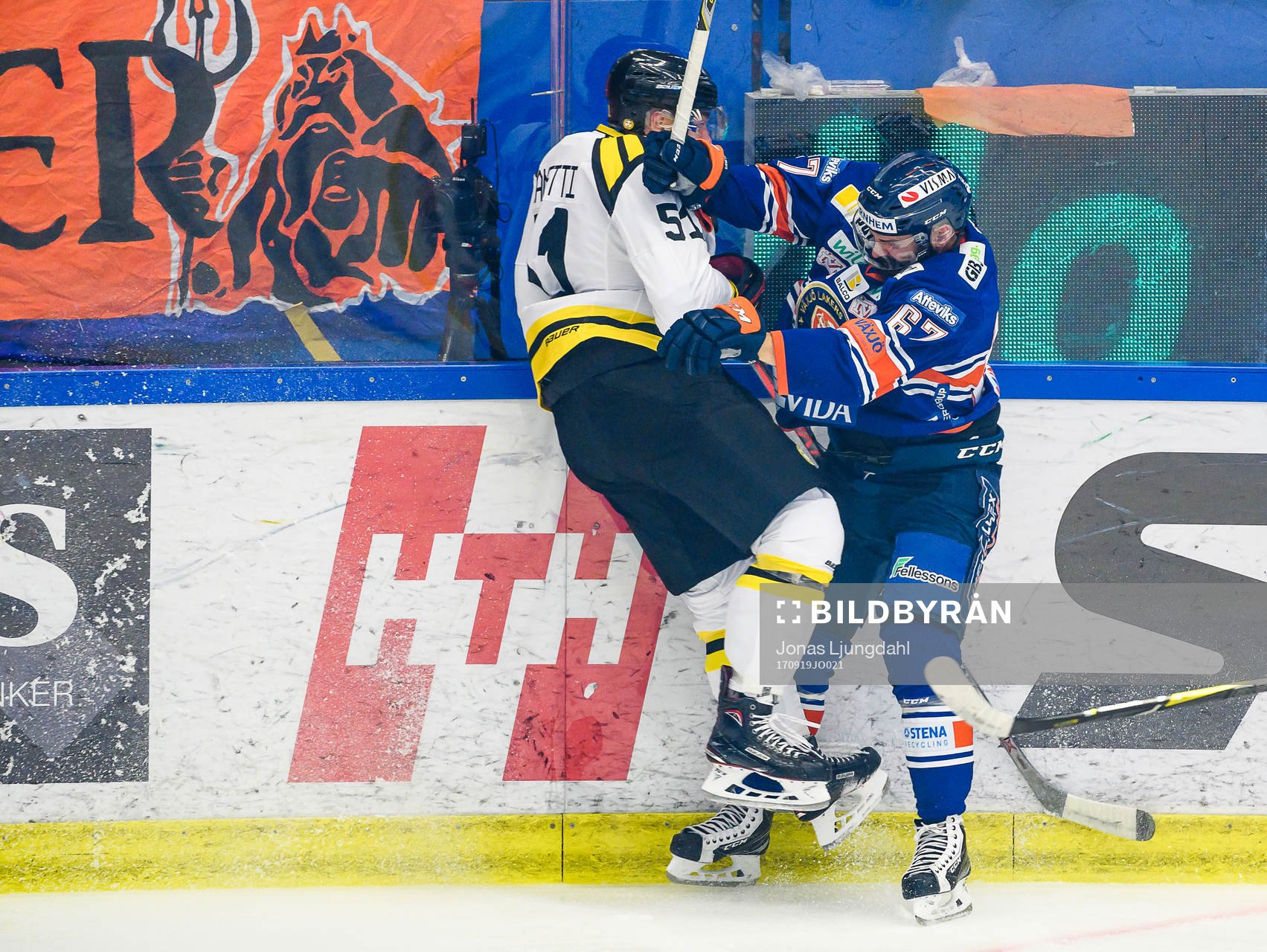 Växjös Linus Fröberg tacklar Brynäs Marc Zanetti