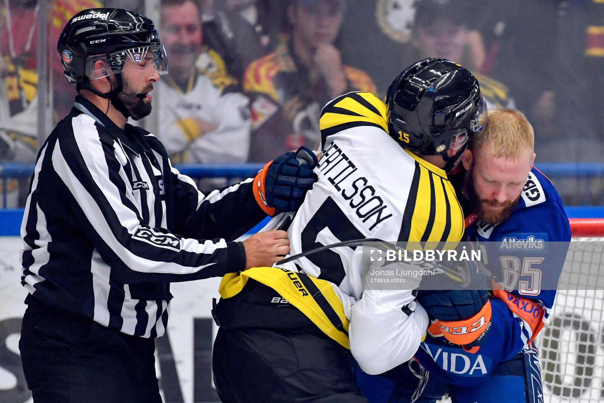 Gruff mellan Brynäs Simon Bertilsson och Växjös Liam