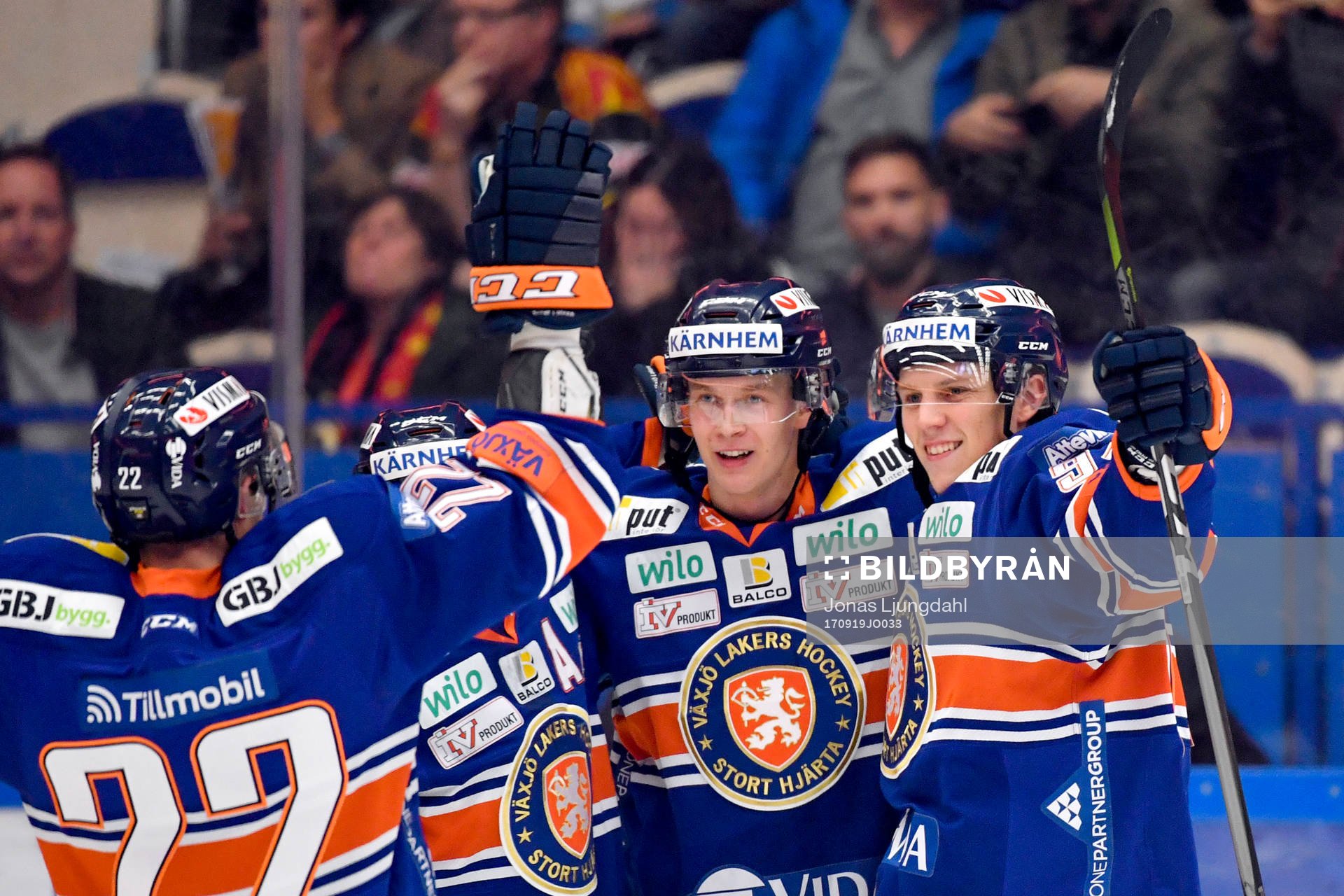 Växjös Joel Persson jublar med lagkamrater