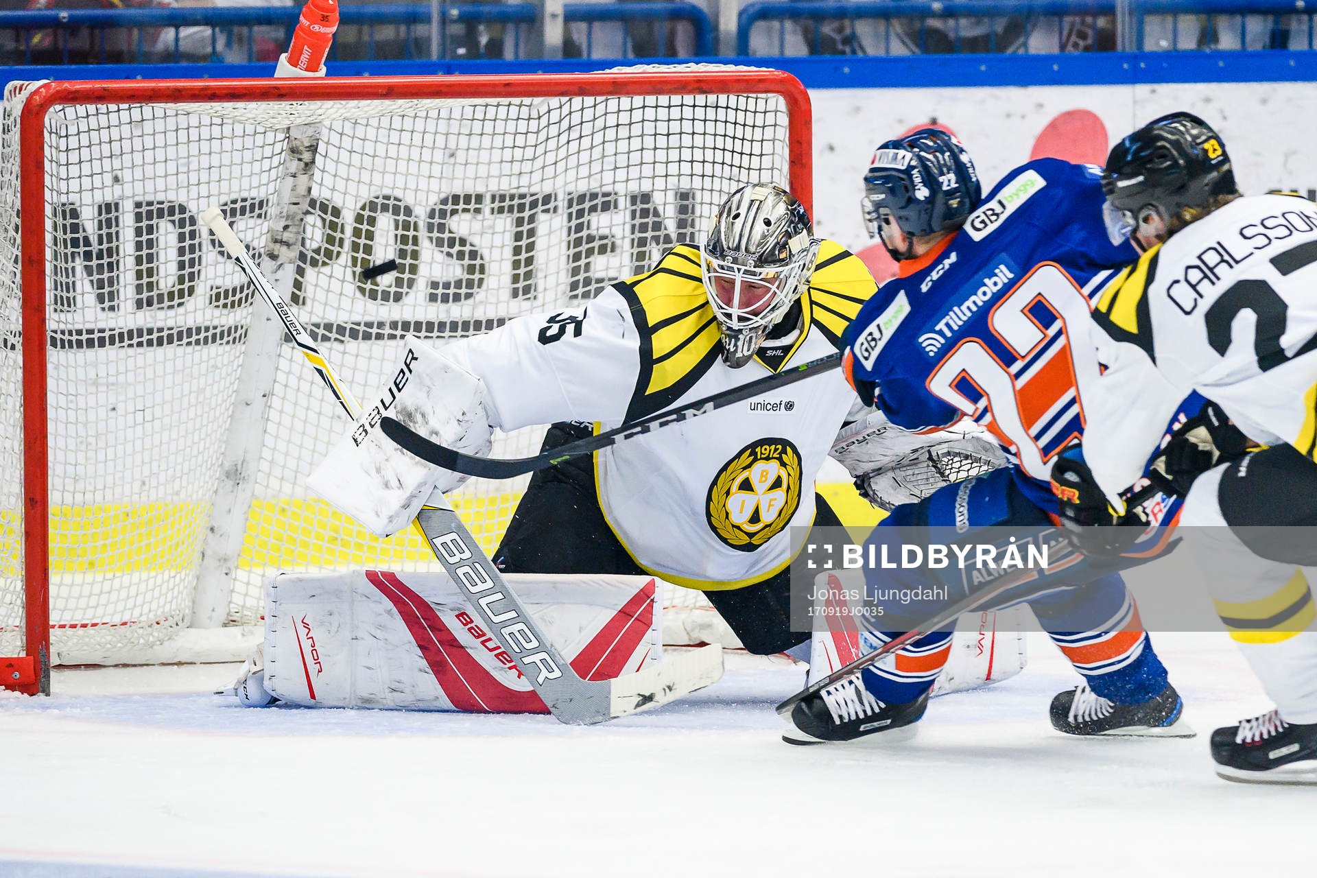 Växjös Janne Pesonen skjuter pucken i mål till 2-2 bakom