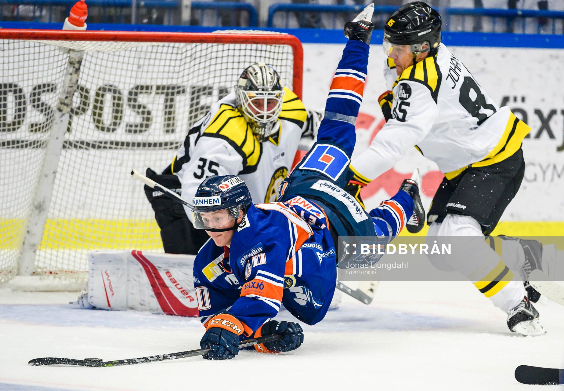 Växjös Elias Pettersson bryter in framför Brynäs