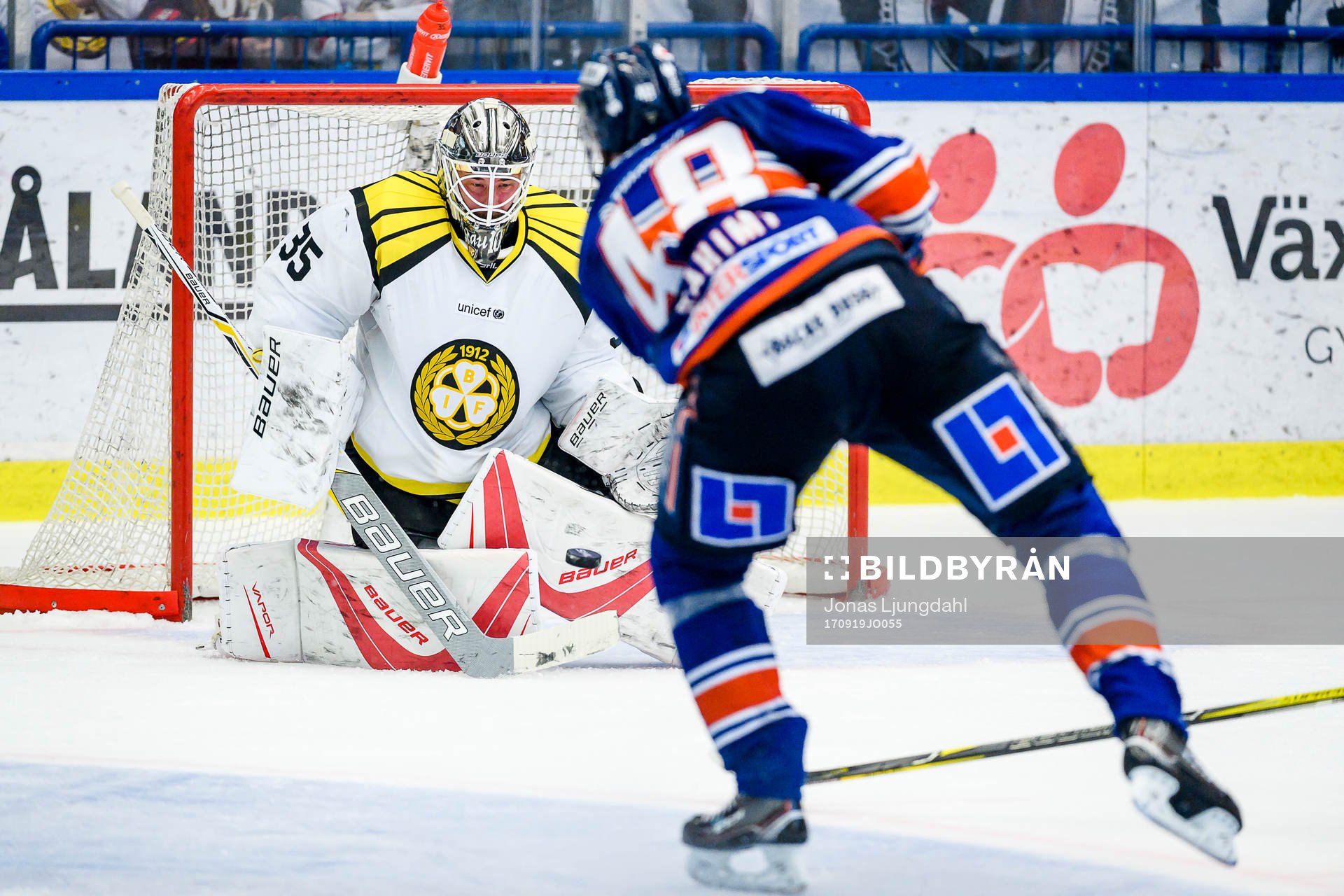 Växjös Daniel Rahimi skjuter ett skott mot Brynäs