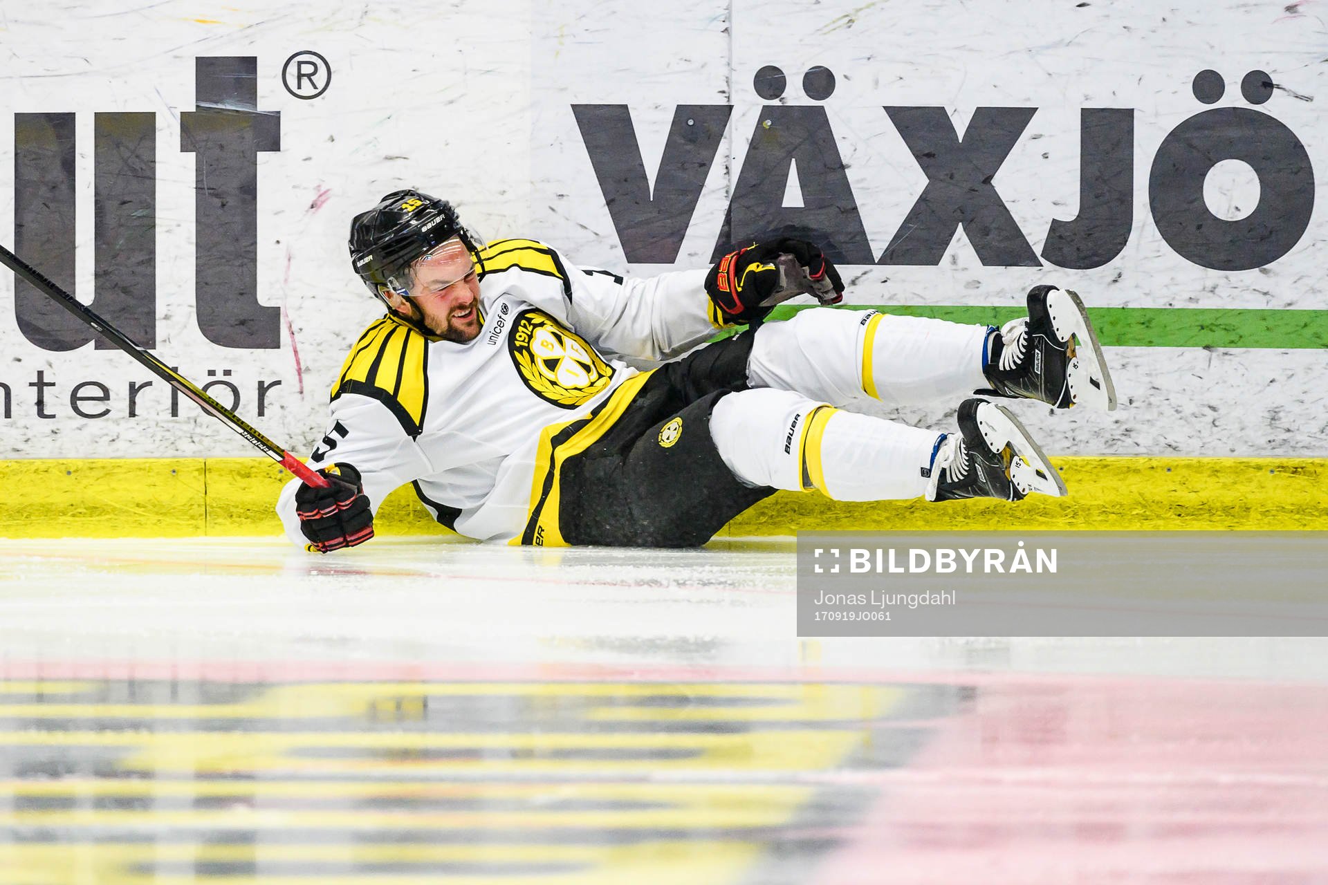 Brynäs Simon Bertilsson faller mot sargen