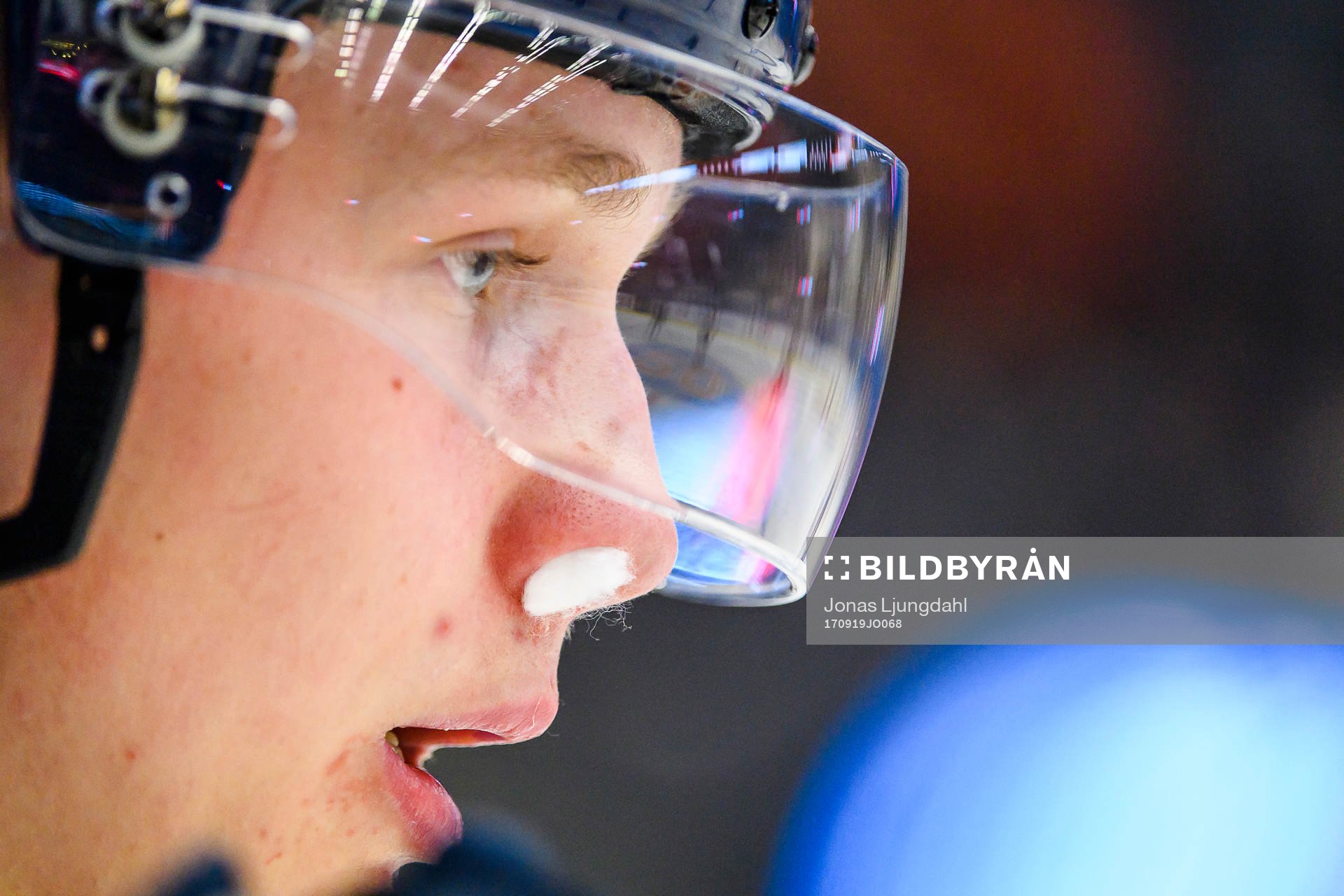 Växjös Elias Pettersson med bomull i näsan