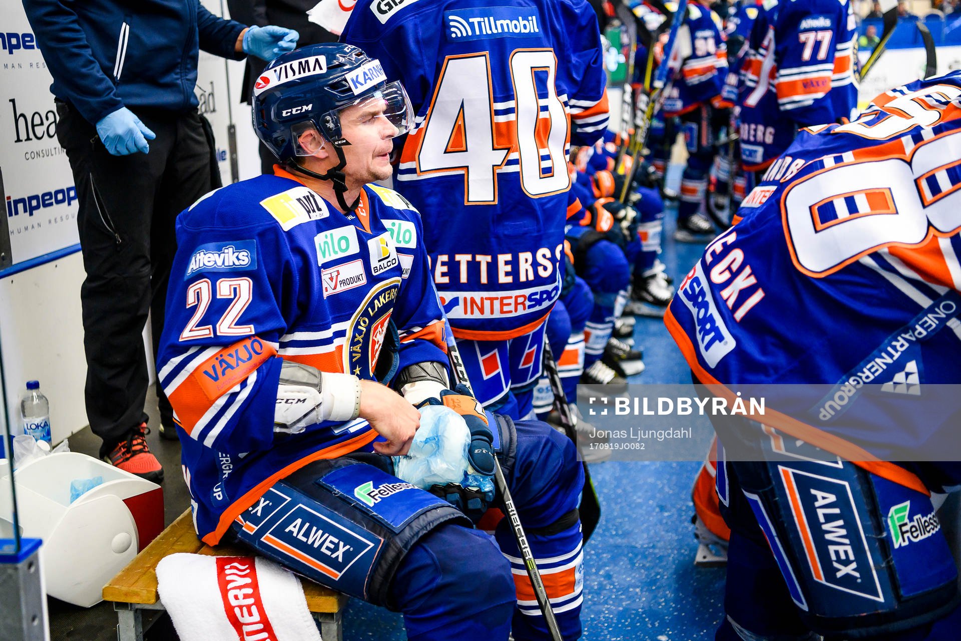 Växjös Janne Pesonen kyler ner sin hand med is