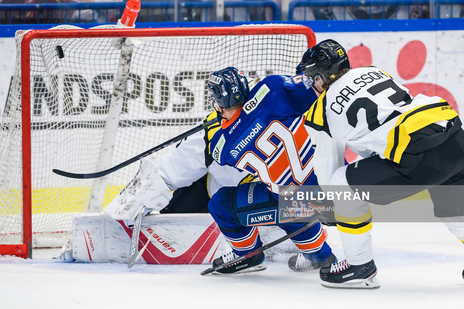 Växjös Janne Pesonen skjuter pucken i mål till 2-2 bakom