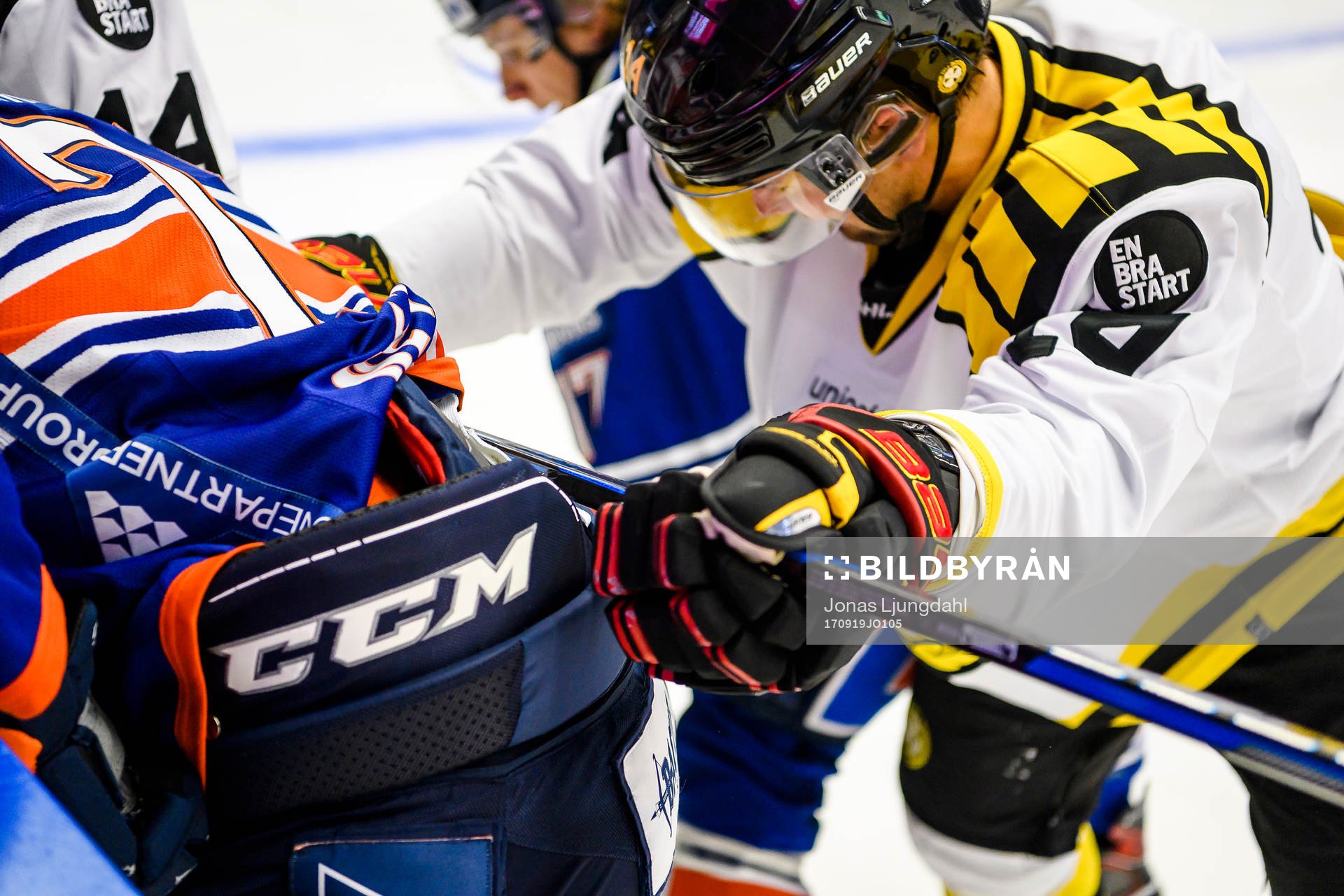 Brynäs Johan Alcén med klubban i ryggen på en