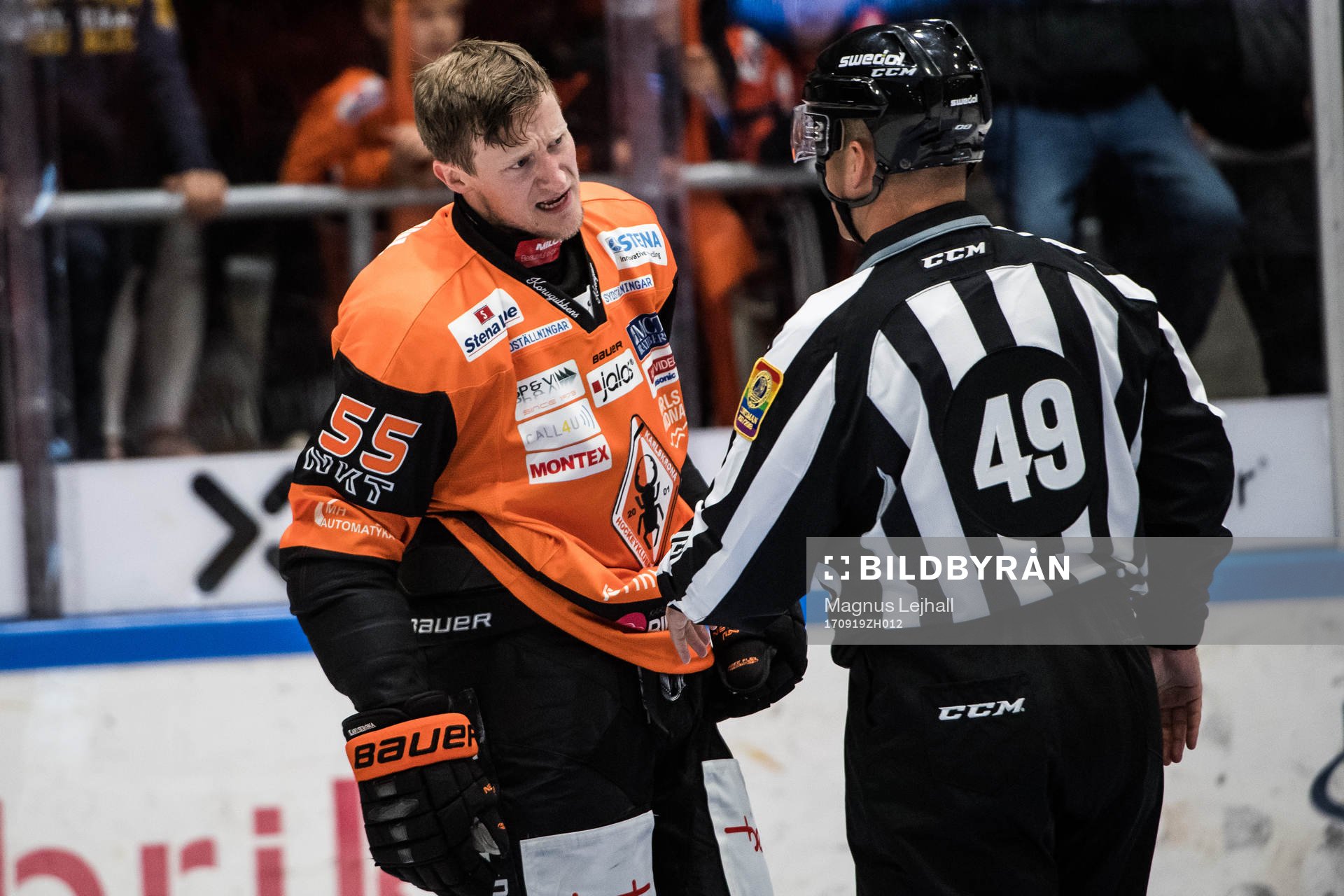 Karlskronas David Printz utan hjälm i diskussion med