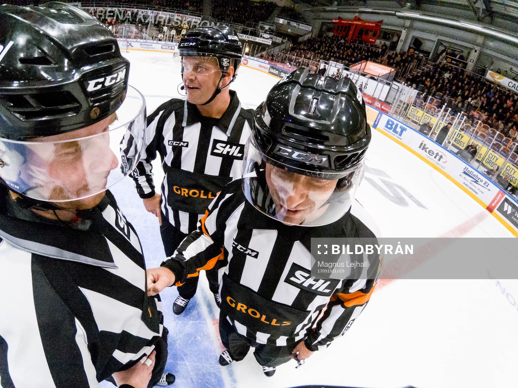 Domare Marcus Linde har kamera på hjälmen, på bilden,