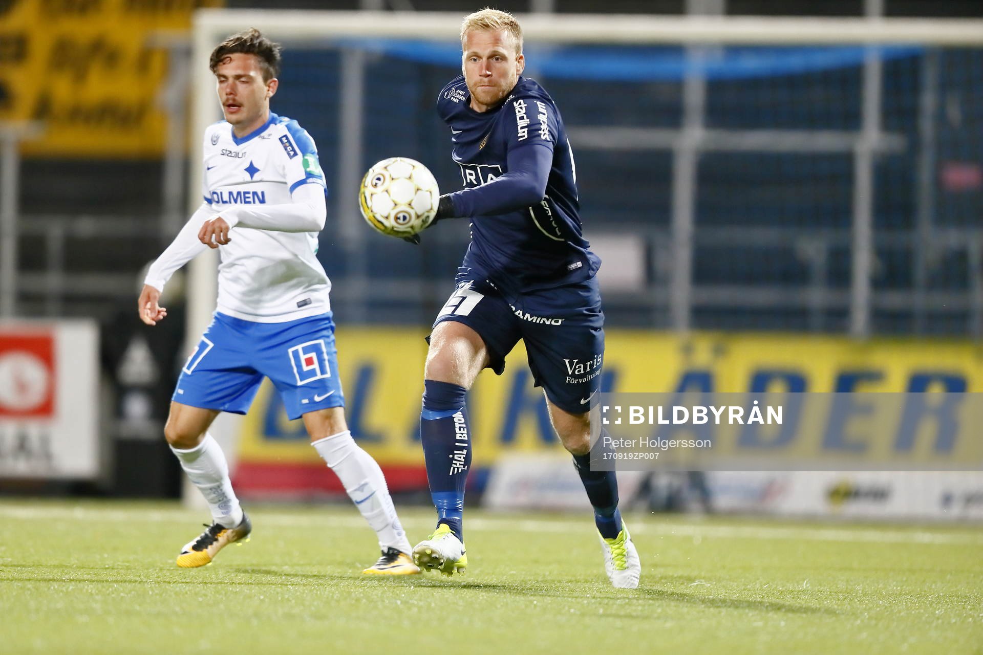 Norrköpings David Moberg Karlsson och Häckens målvakt