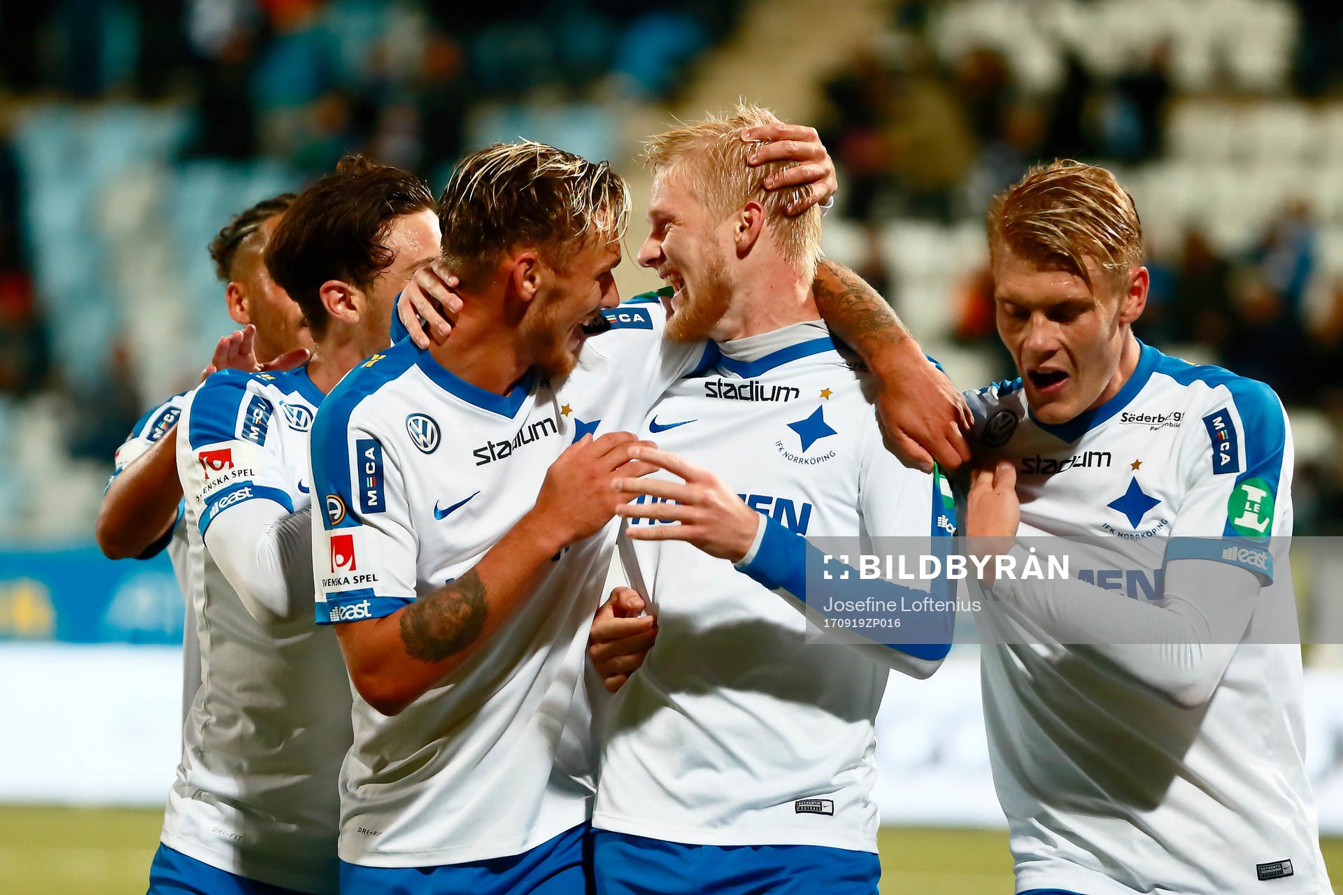 Norrköpings Kalle Holmberg och Linus Wahlqvist kramar om