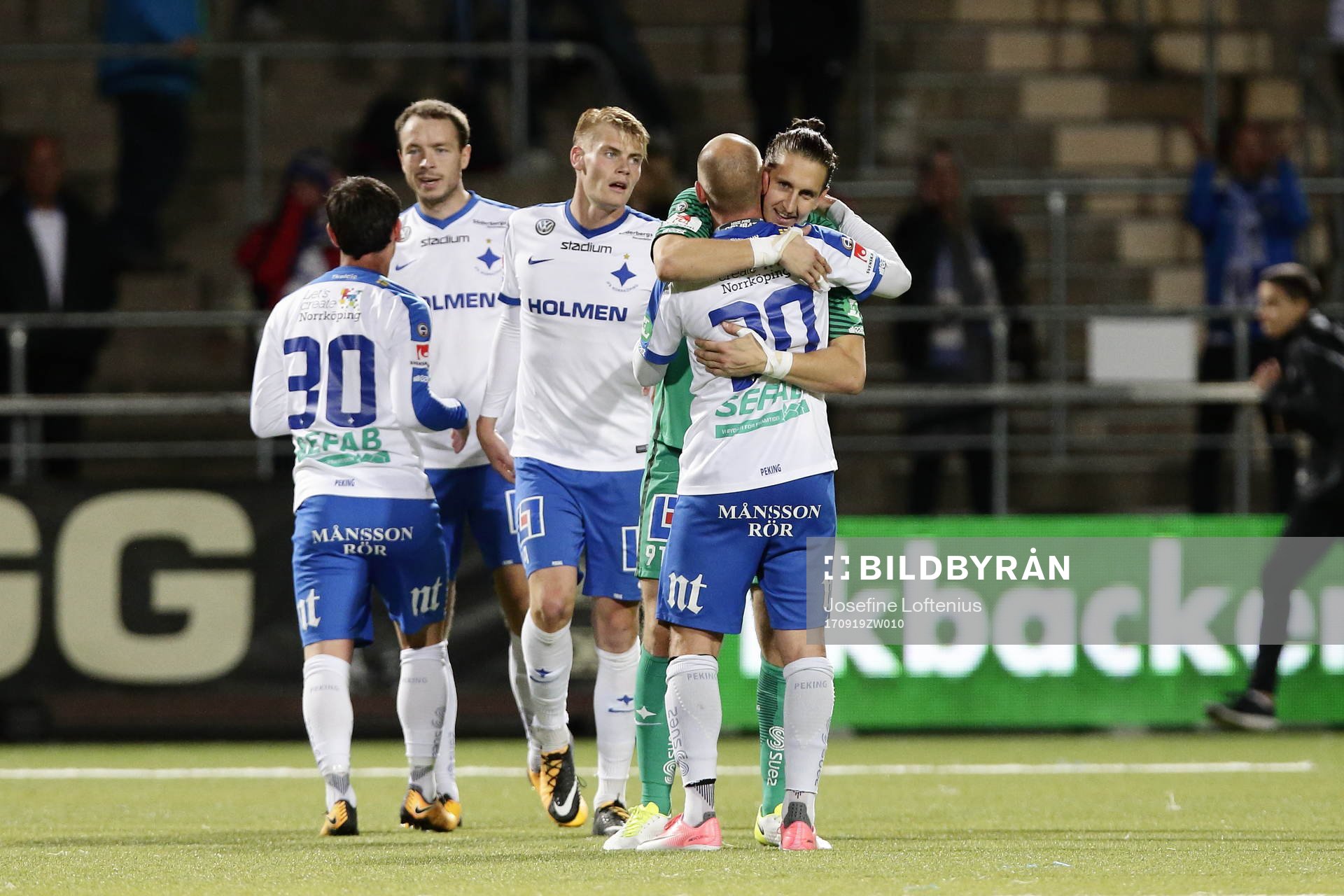 Norrköpings målvakt David Mitov Nilsson kramar om Daniel