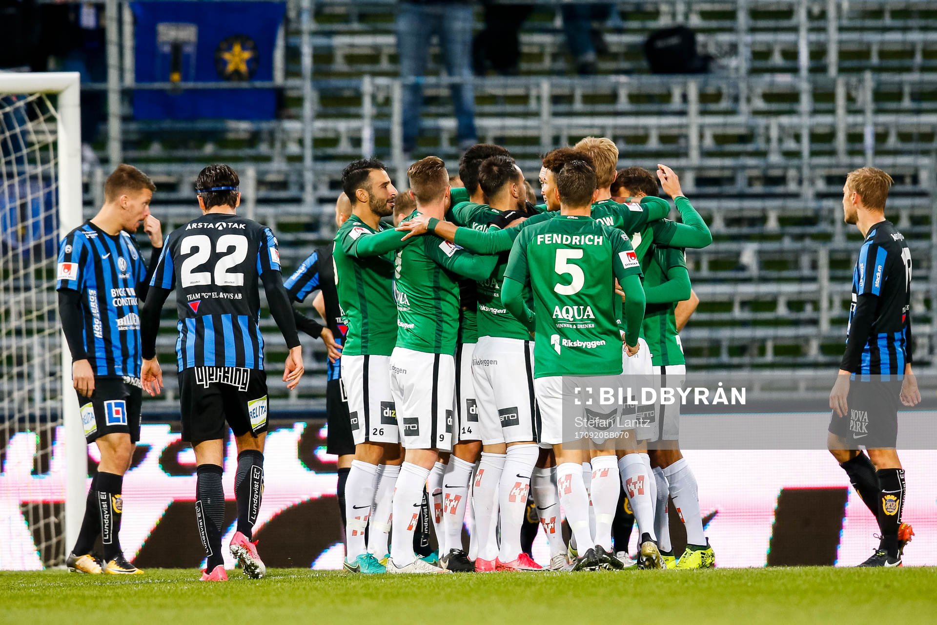 Jönköpings spelare jublar efter 1-0 av Daryl Smylie under fotbollsmatchen i Allsvenskan mellan Jönköping och Sirius den 20 september 2017 i Jönköping.