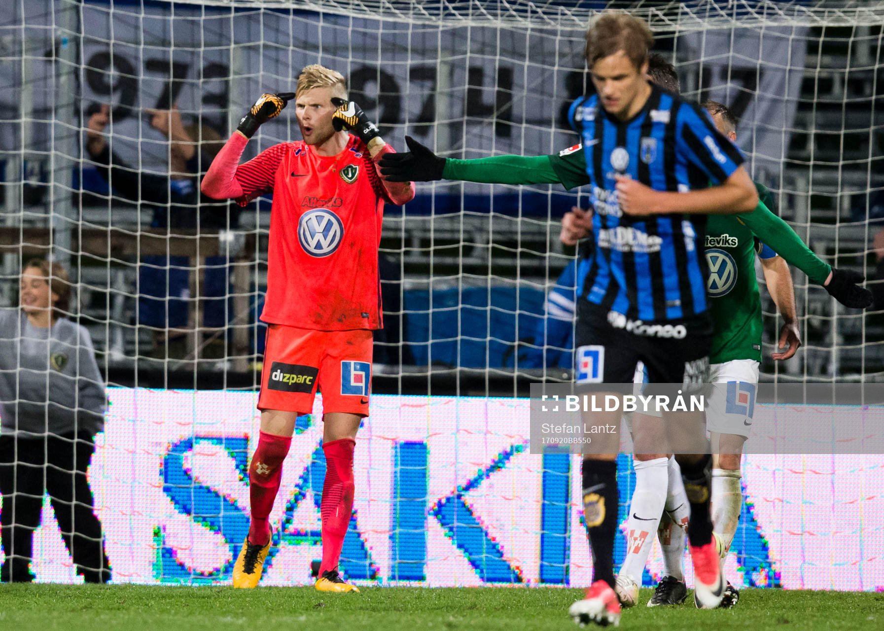 Jönköpings målvakt Anton Cajtoft jublar efter att ha räddat en straff i slutminuterna under fotbollsmatchen i Allsvenskan mellan Jönköping och Sirius den 20 september 2017 i Jönköping.