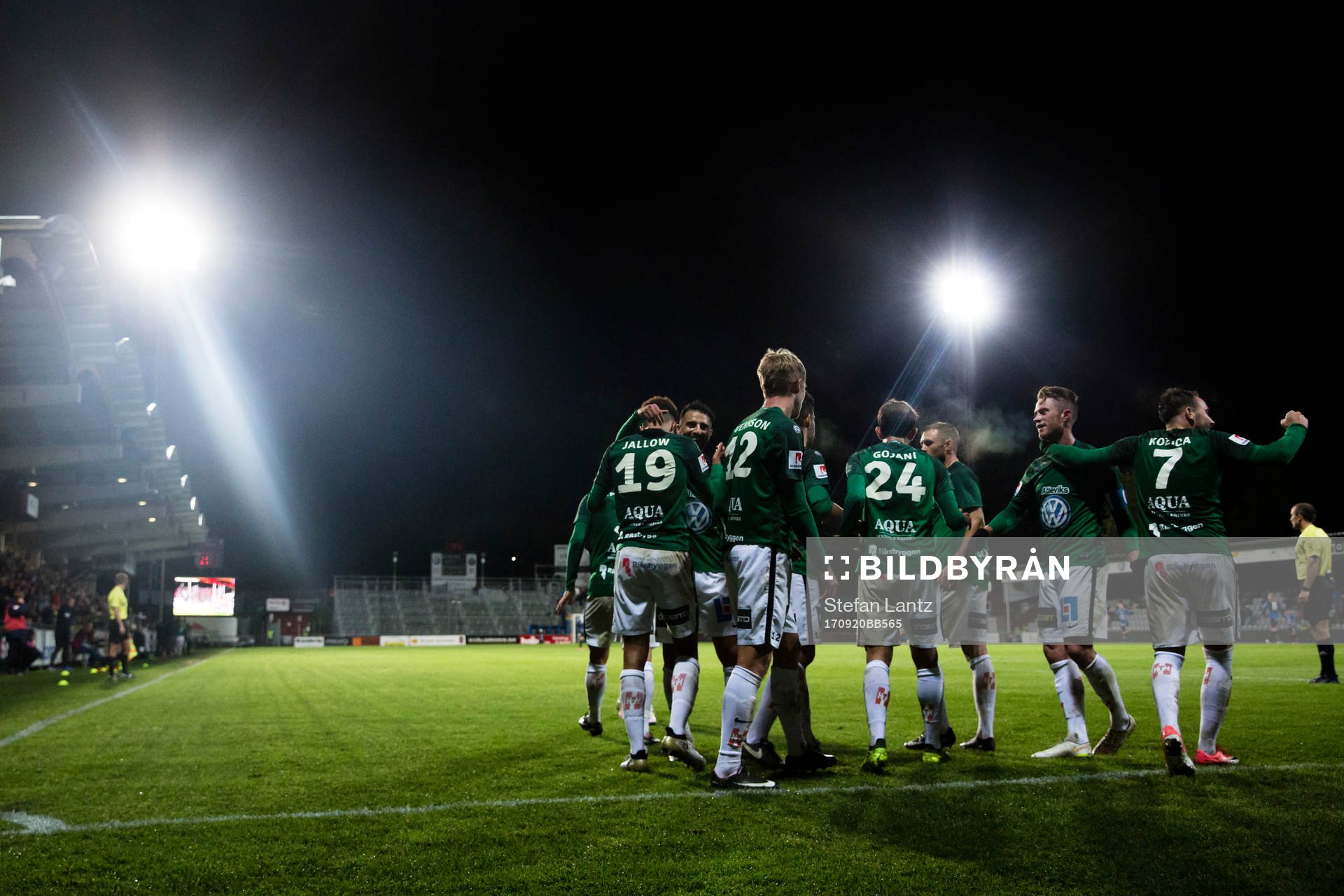 Jönköpings Tommy Thelin jublar med lagkamrater