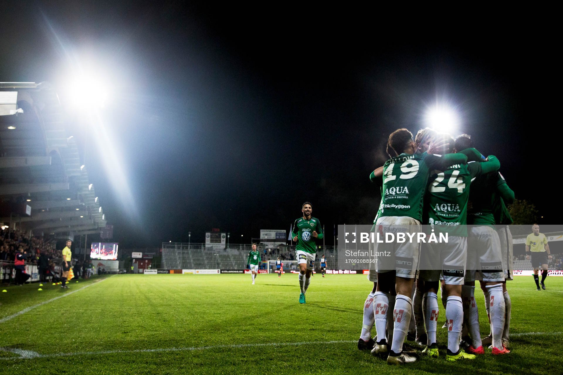 Jönköpings Tommy Thelin jublar med lagkamrater