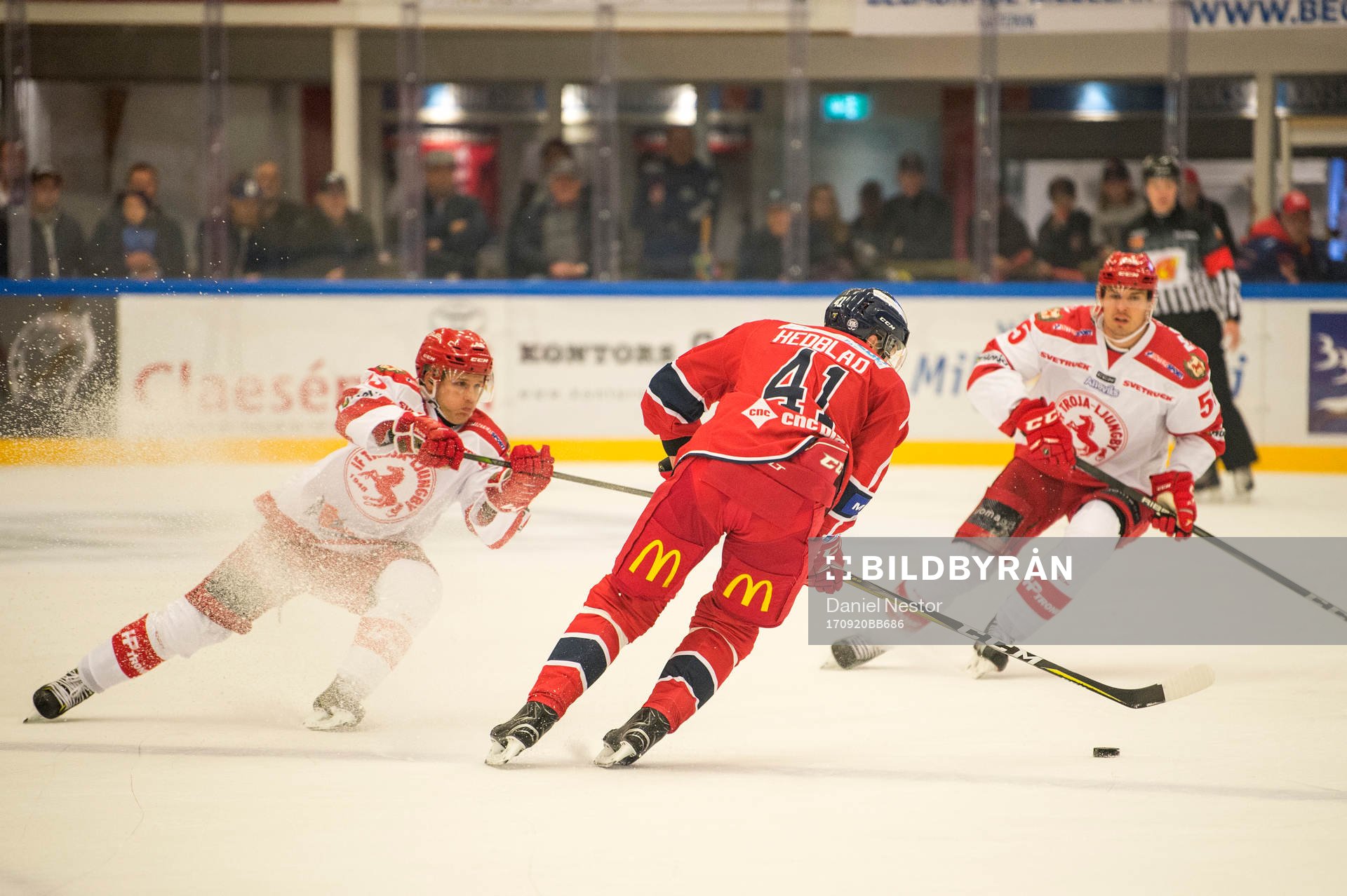 Västerviks Joacim Hedblad med puck