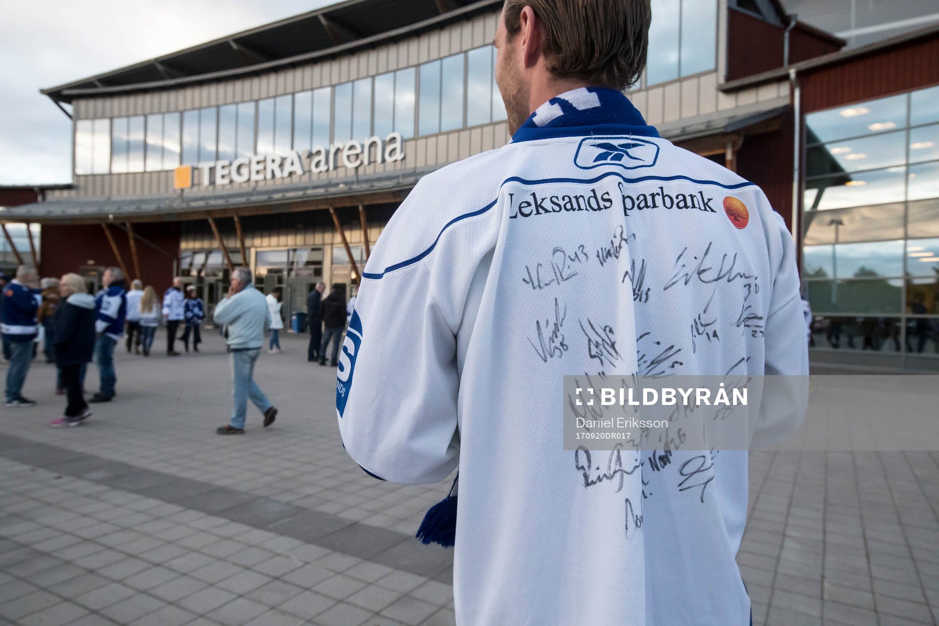 Leksands supporter utanför Tegera Arena innan