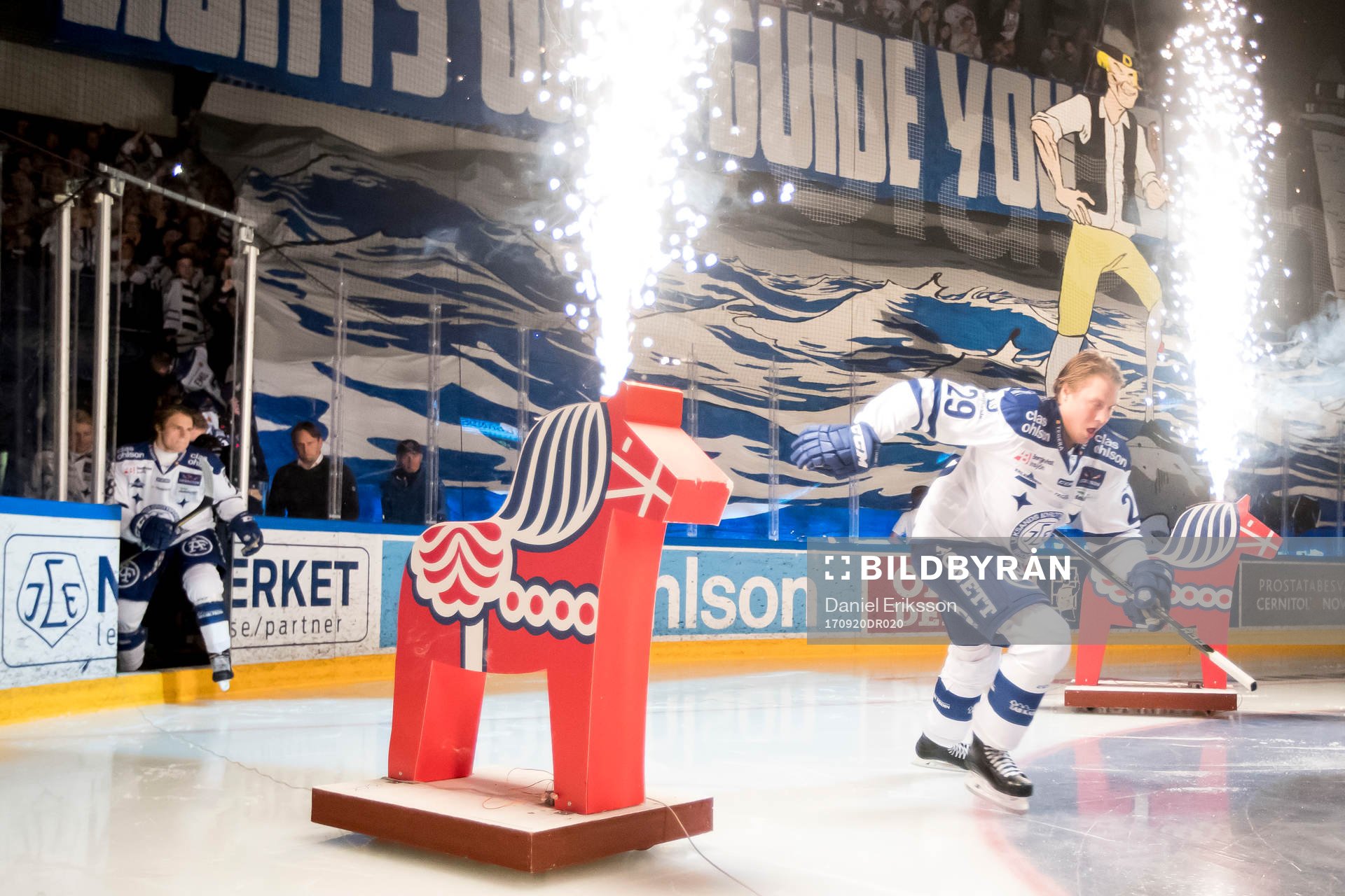 Leksands David Åslin gör entre i ishockeymatchen i