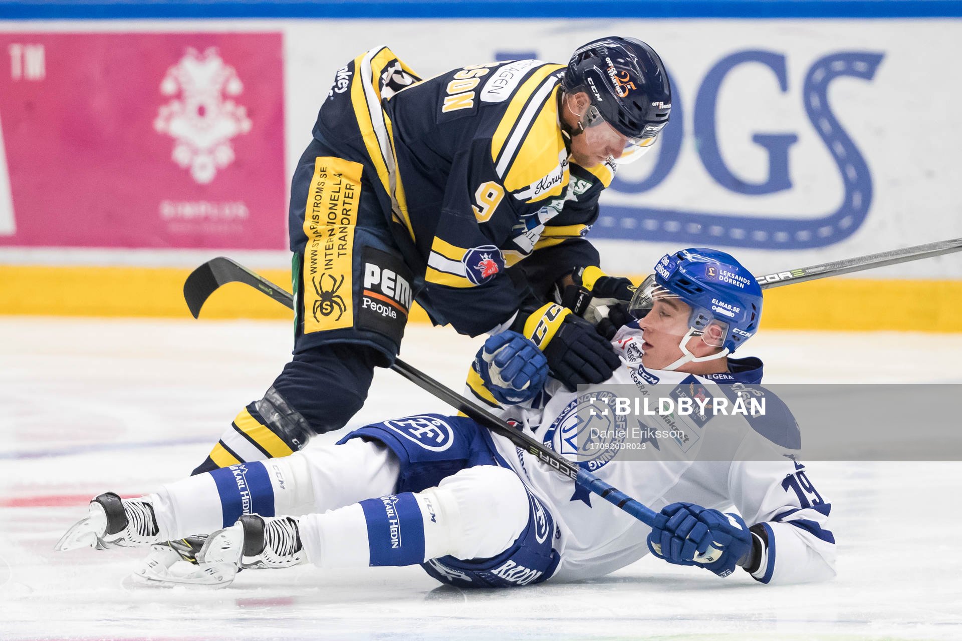 Leksands Tobias Forsberg tacklas av Södertäljes Victor
