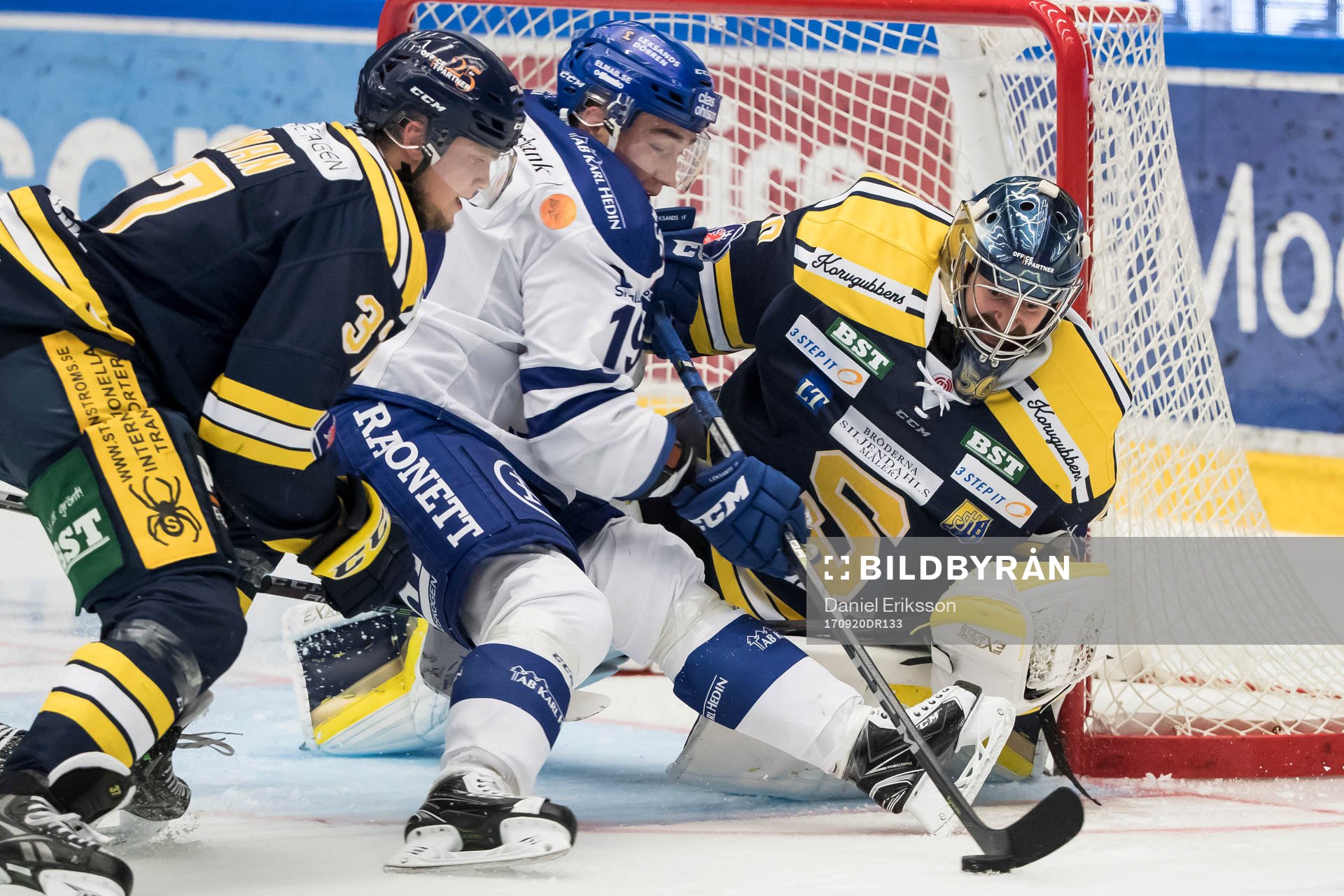 Leksands Tobias Forsberg framför Södertäljes målvakt