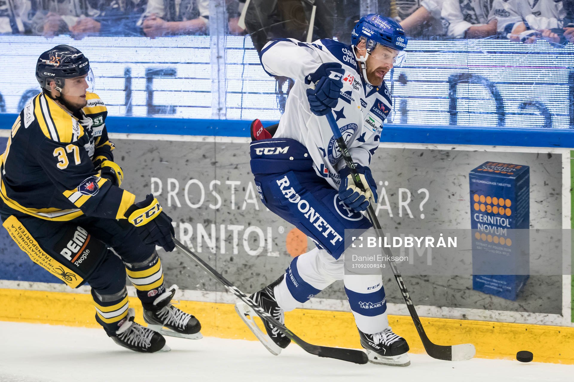 Södertäljes Marcus Bohman jagar Leksands Mattias Ritola