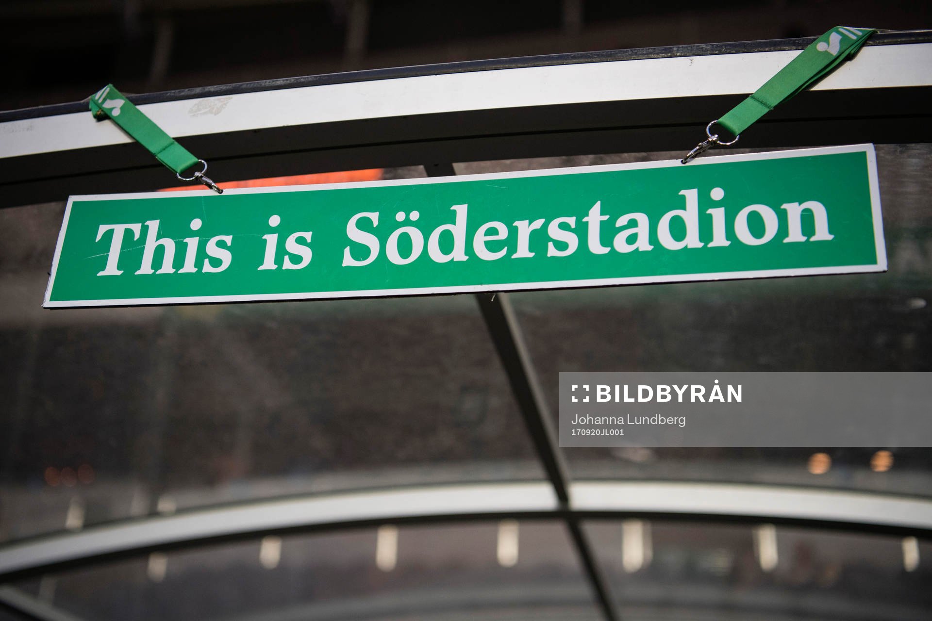 En skylt som det står this is söderstadion på