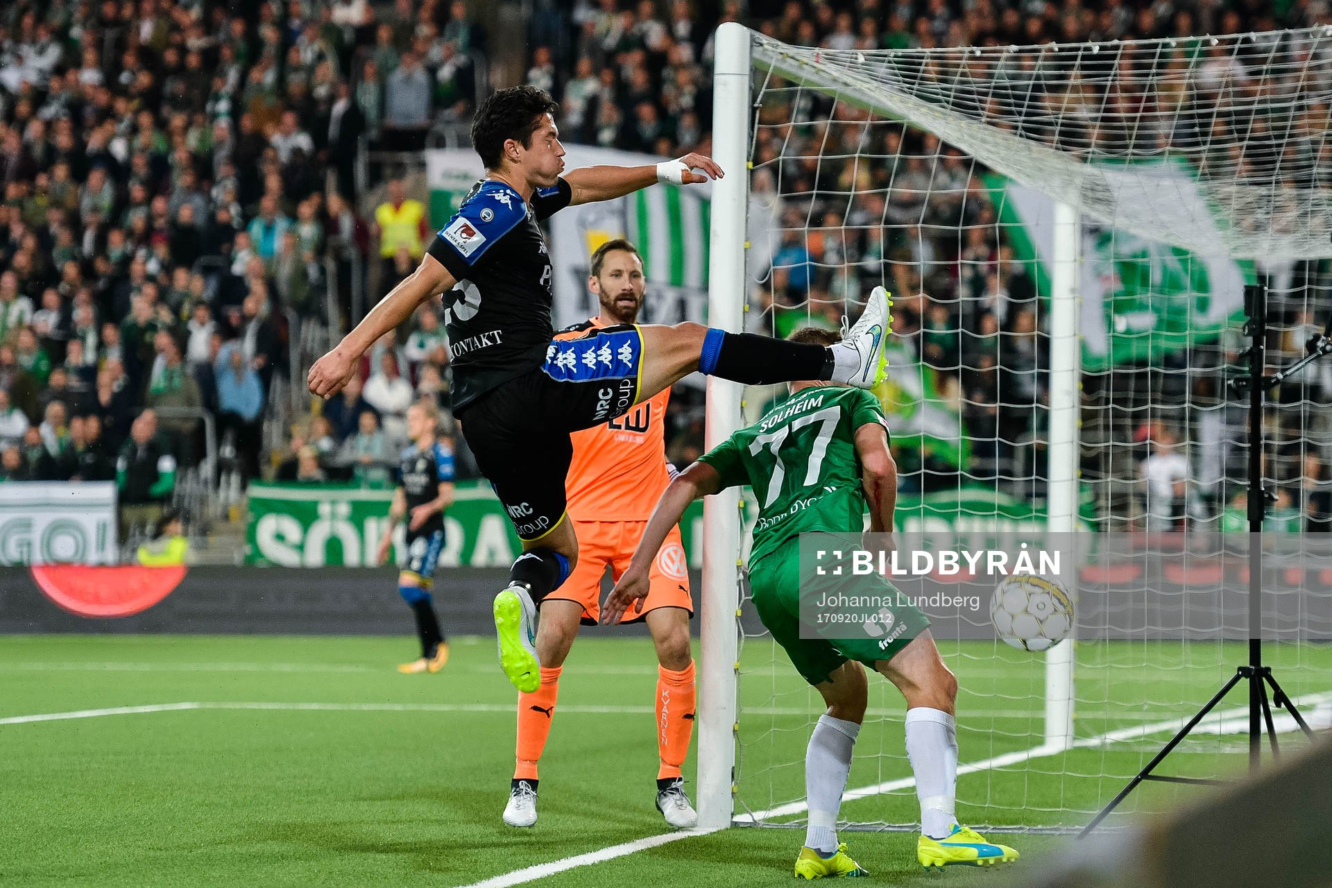 IFK Göteborgs David Boo Wiklander i en duell med